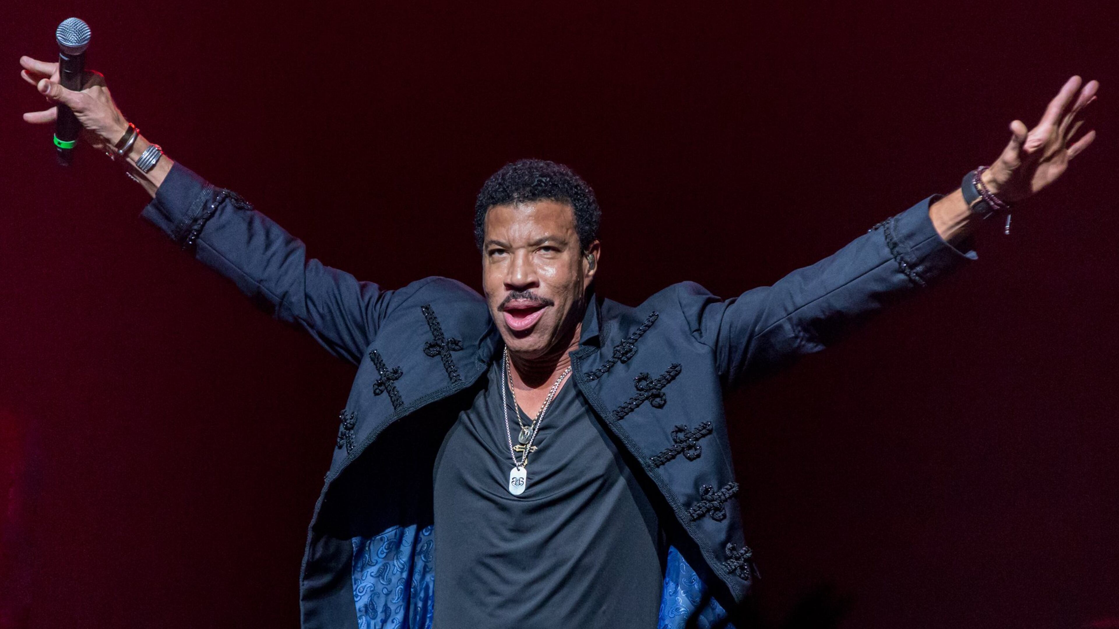 Lionel Richie is mended from knee surgery and will hit the road this summer with Mariah Carey.