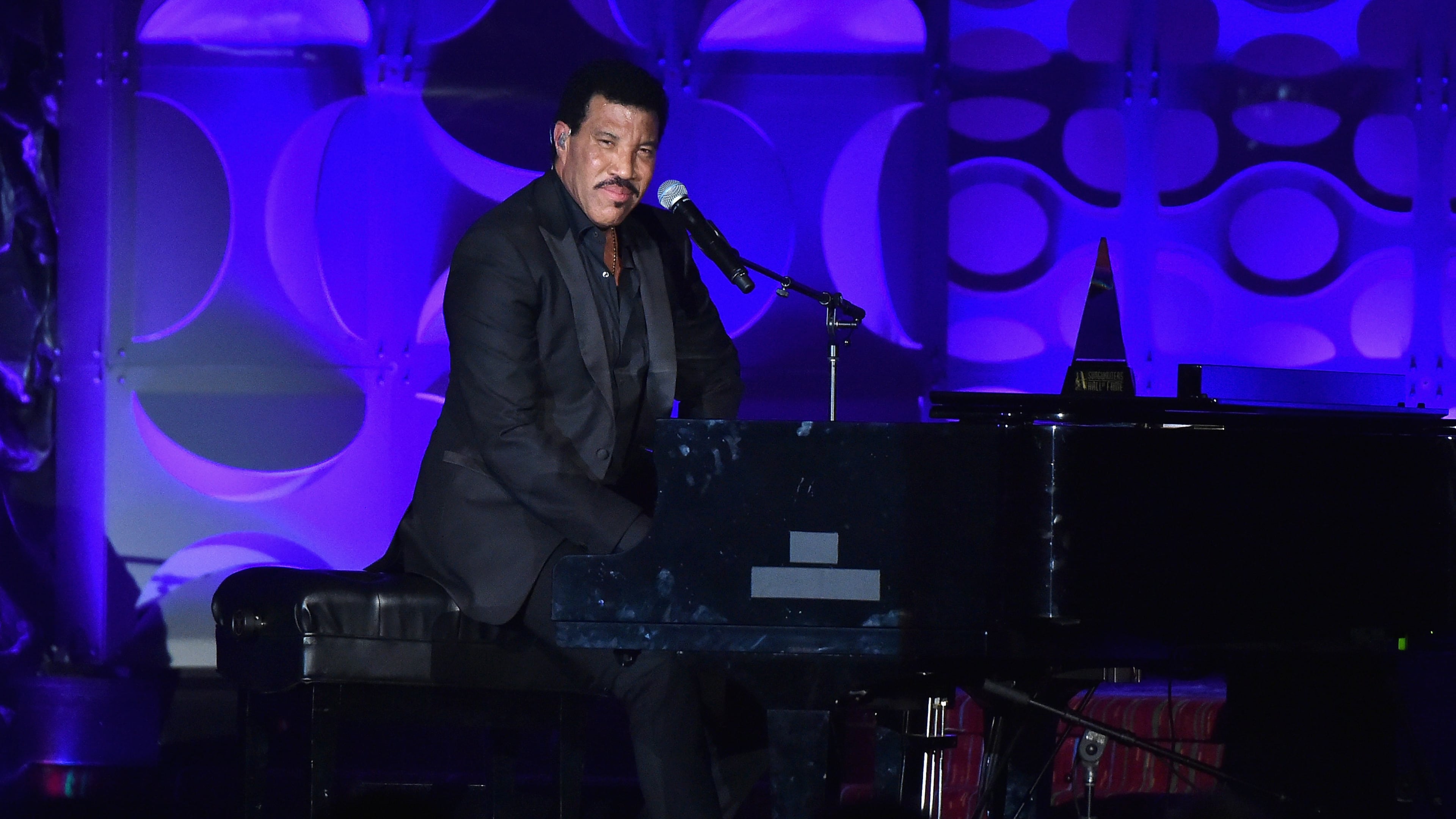 Lionel Richie performs onstage during the Songwriters Hall Of Fame 47th Annual Induction And Awards at Marriott Marquis Hotel on June 9, 2016 in New York City. (Photo by Theo Wargo/Getty Images for Songwriters Hall Of Fame )