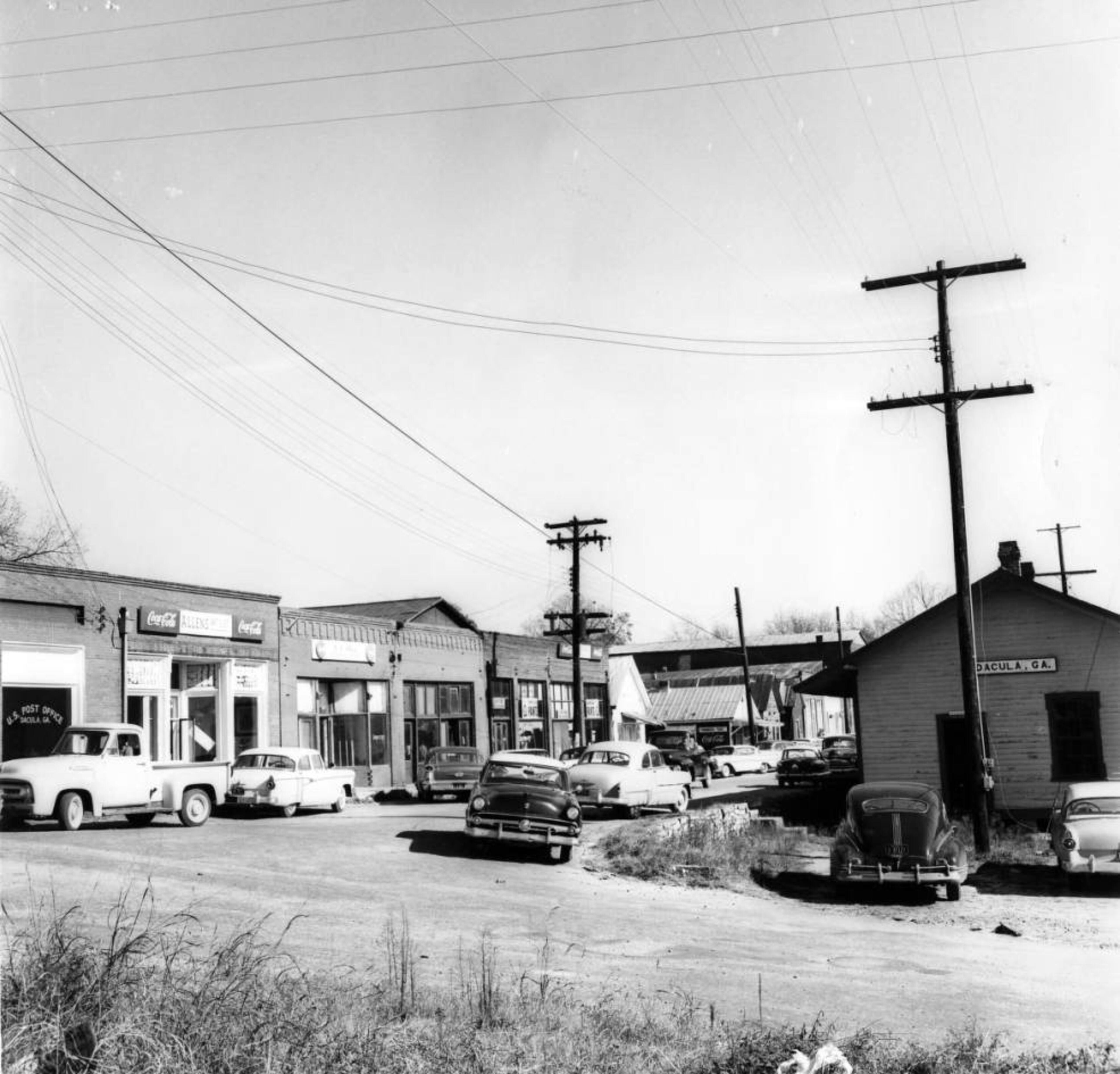Cars line the Dacula's main shopping street in November 1959.