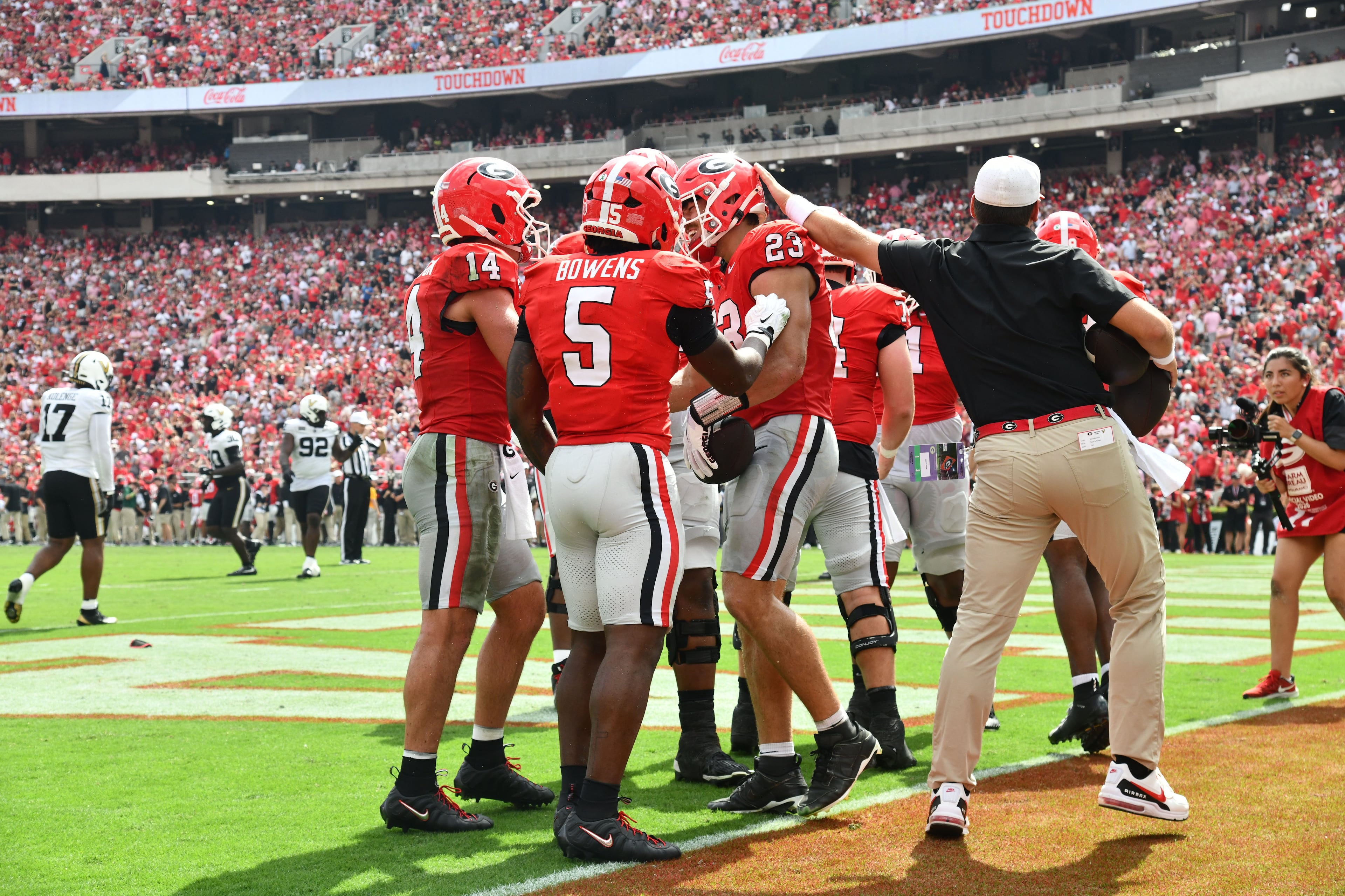 Georgia tight end Jaden Reddell (23) celebrates after scoring a touchdown during the first half in an NCAA football game at Sanford Stadium on Saturday, Oct. 3, 2026, in Athens. (Hyosub Shin/AJC)