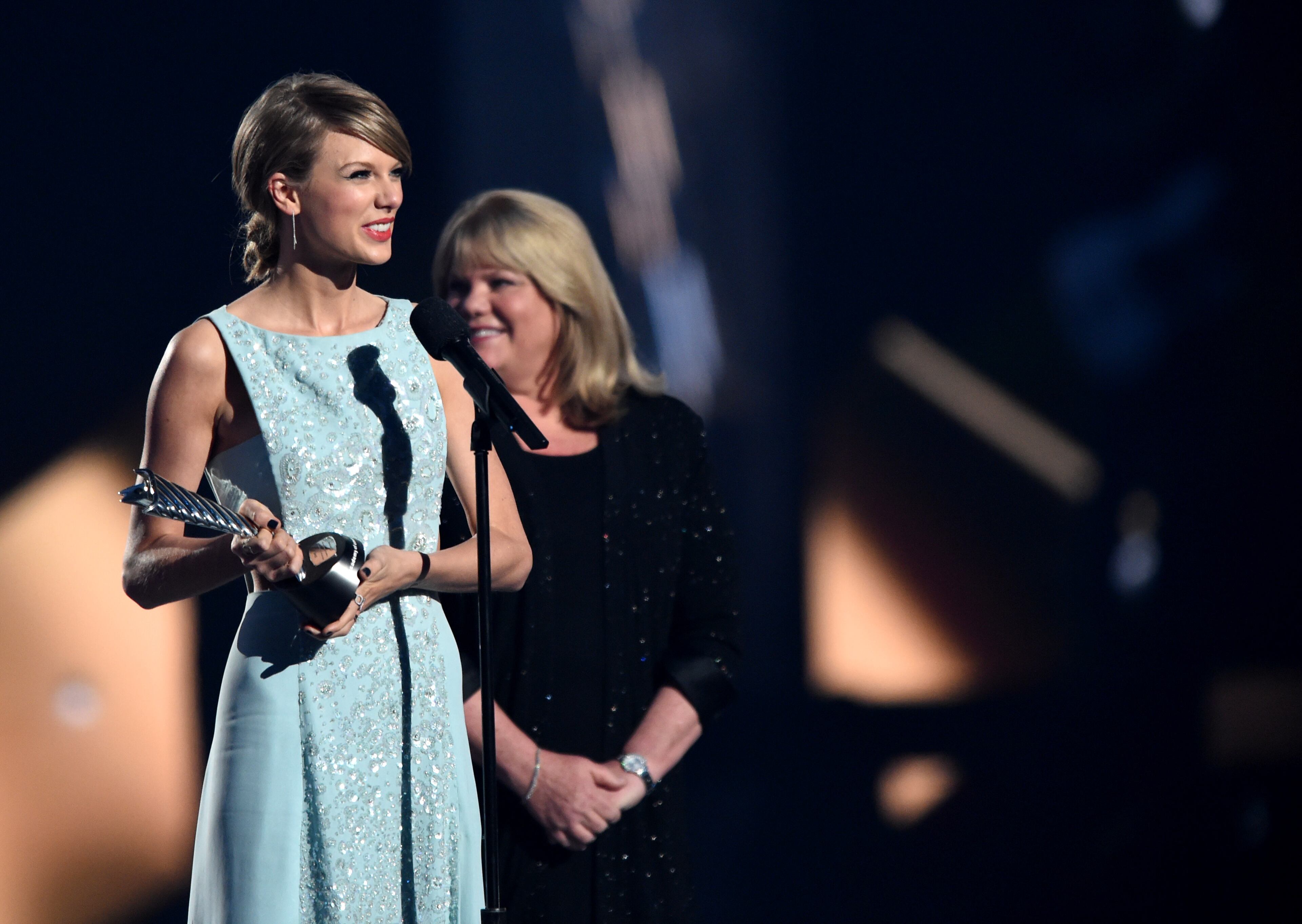 Honoree Taylor Swift (L) accepts the 50th Anniversary Milestone Award from Andrea Swift onstage during the 50th Academy Of Country Music Awards at AT&T Stadium on April 19, 2015 in Arlington, Texas. (Photo by Cooper Neill/Getty Images for dcp)