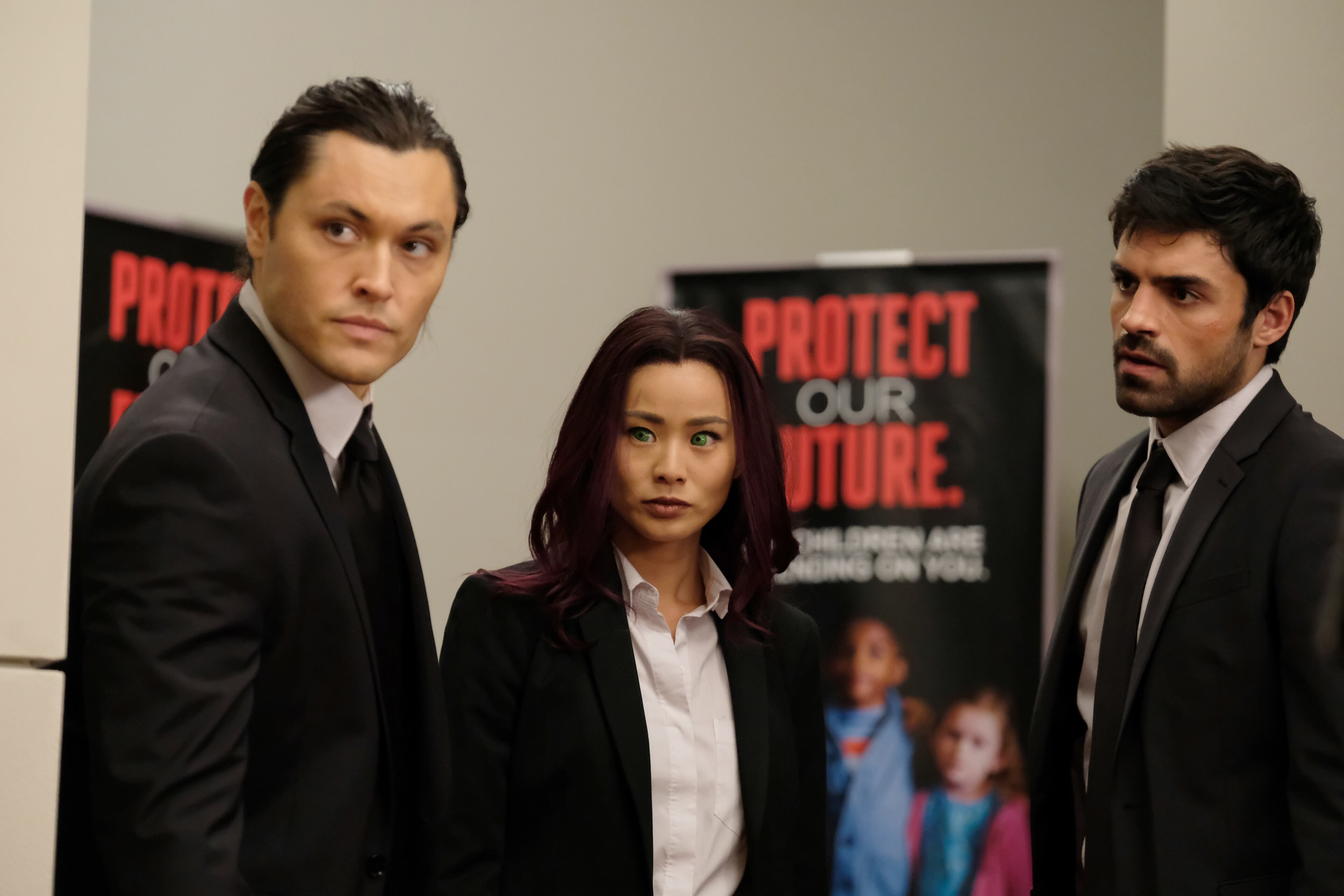 THE GIFTED: L-R: Blair Redford, Jamie Chung and Sean Teale in the first part of the ÒeXtraction/X-roadsÓ two-hour season finale of THE GIFTED airing Monday, Jan. 15 (8:00-10:00 PM ET/PT) on FOX. ©2017 Fox Broadcasting Co. Cr: Eliza Morse/FOX