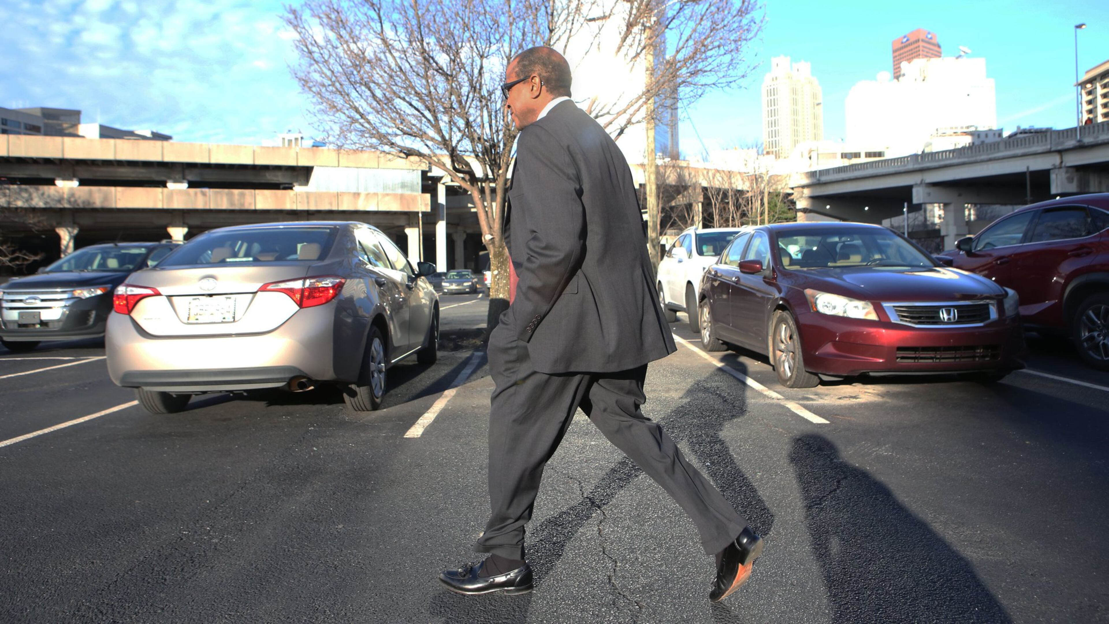 Atlanta contractor Elvin “E.R.” Mitchell Jr. returns to his car after a January hearing where he pleaded guity in the Atlanta City Hall bribery investigation. (HENRY TAYLOR / HENRY.TAYLOR@AJC.COM)