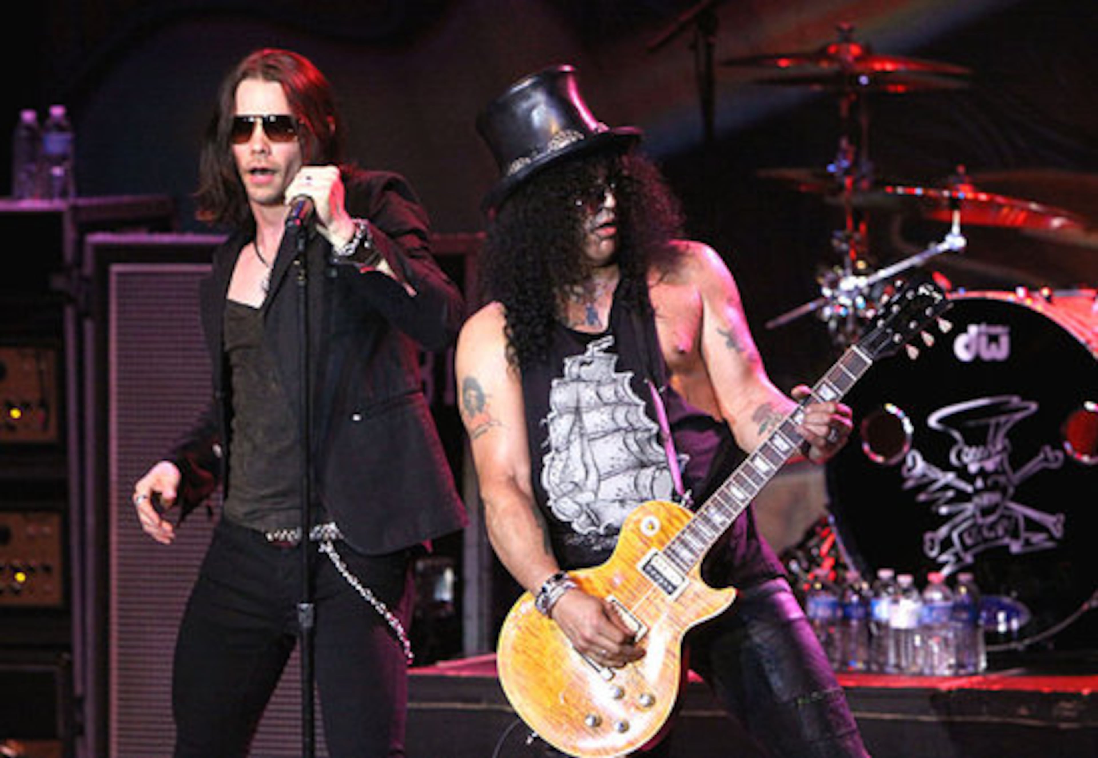 Slash was also ranked #21 on Gigwise's list of the "50 Greatest Guitarists Ever". Slash and Myles Kennedy jam out.