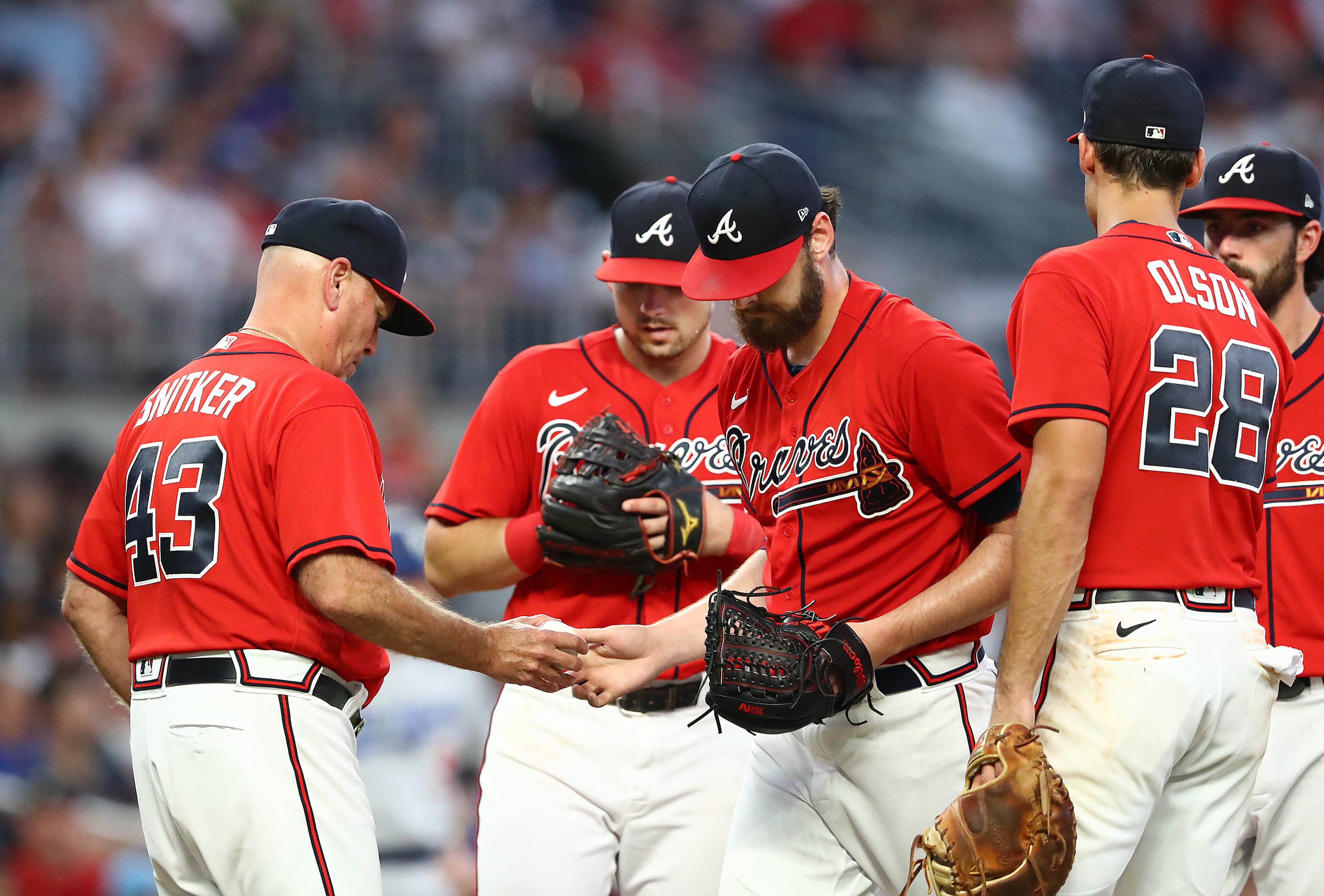 062422 Atlanta: Atlanta Braves manager Brian Snitker pulls starting pitcher Ian Anderson during the fifth inning against the Los Angles Dodgers in a MLB baseball game on Friday, June 24, 2022, in Atlanta. “Curtis Compton / Curtis.Compton@ajc.com”