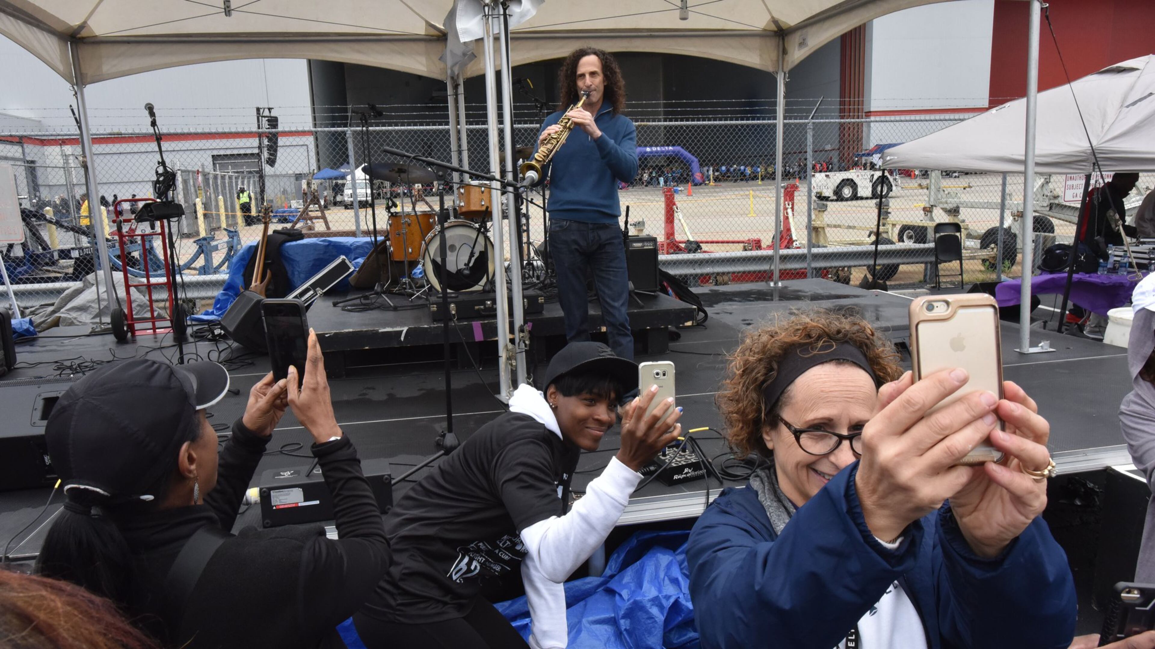 Kenny G performs during the 8th annual Jet Drag for charity on Friday at Delta Air Lines’ Atlanta headquarters. HYOSUB SHIN / HSHIN@AJC.COM