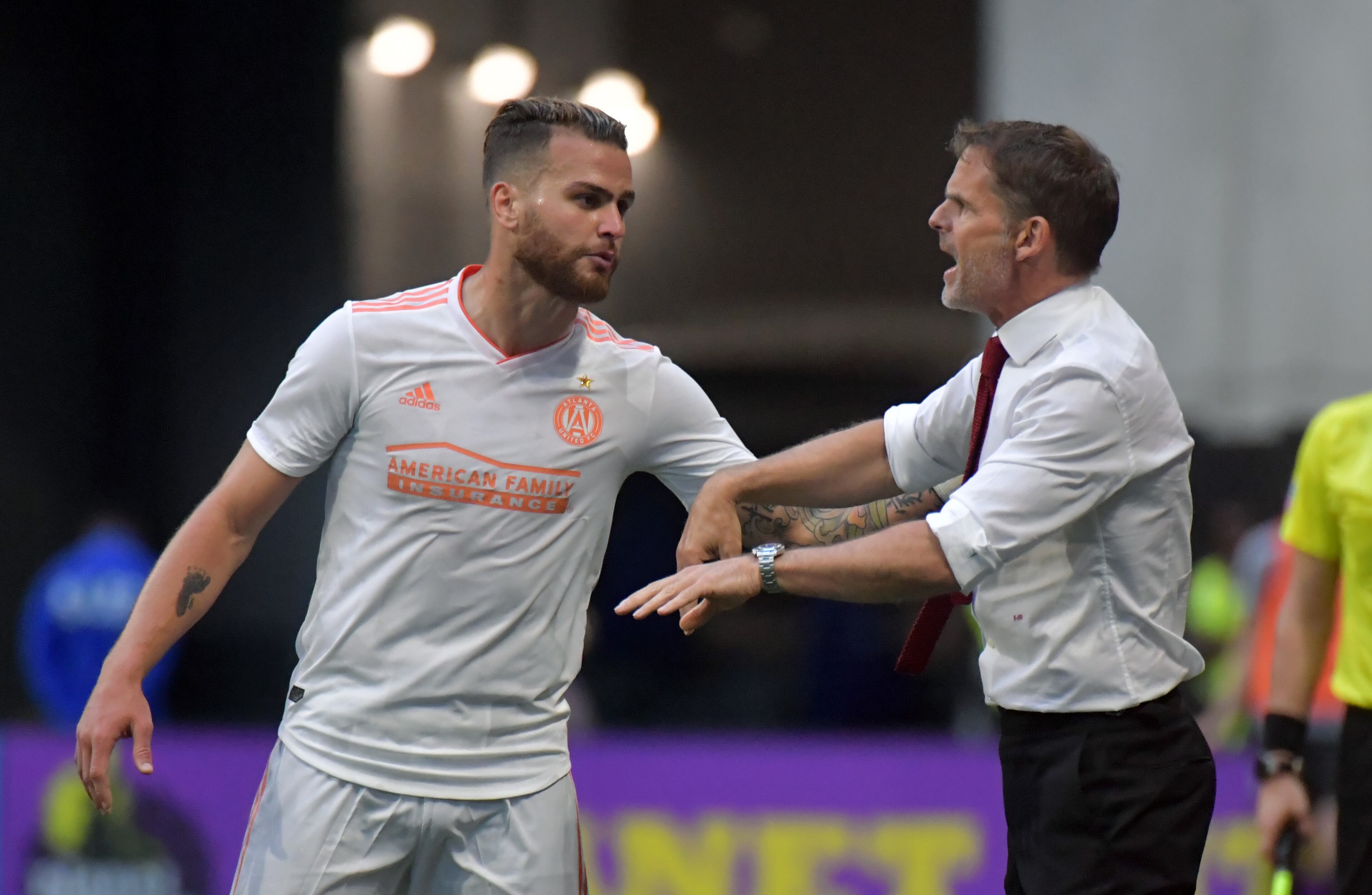 April 27, 2019 Atlanta - Atlanta United head coach Frank de Boer instructs Atlanta United defender Leandro Gonzalez (5) during the second half in a MLS soccer match at Mercedes-Benz Stadium in Atlanta on Saturday, April 27, 2019. Atlanta United won 1-0 over the Colorado Rapids. HYOSUB SHIN / HSHIN@AJC.COM