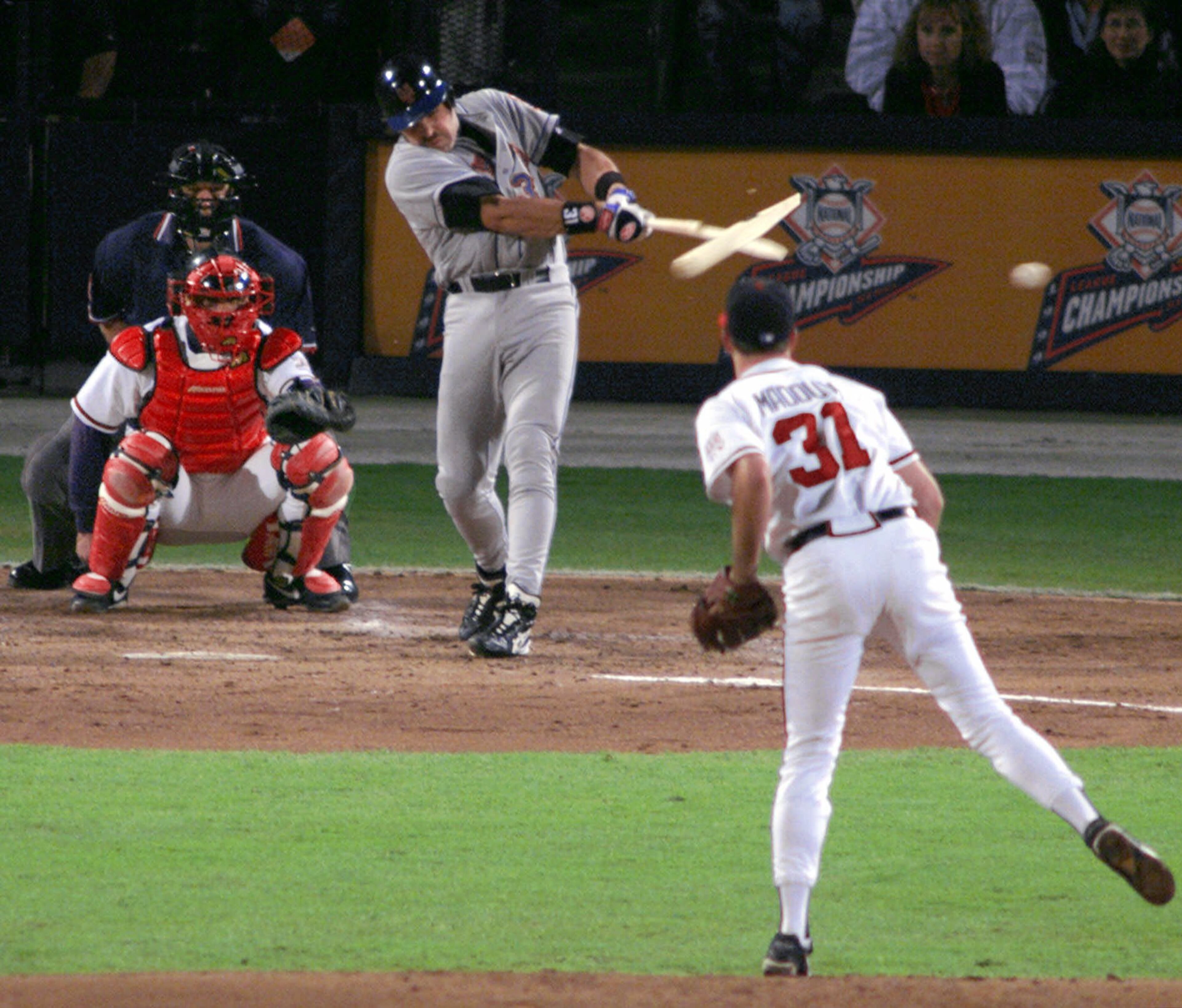 New York Mets Mike Piazza (31) breaks his bat on a pitch from Greg Maddux in 1999.