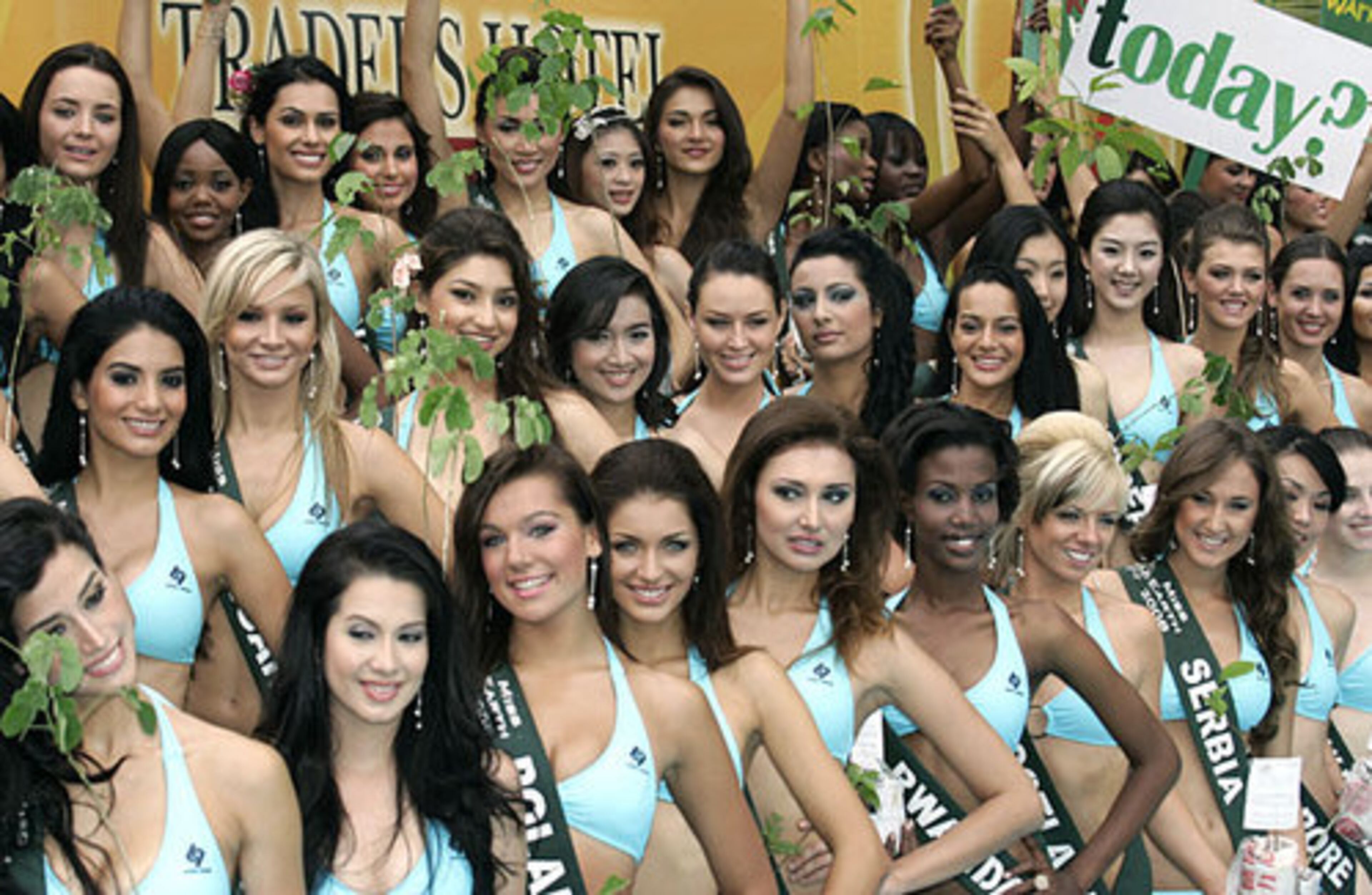 Candidates in the Miss Earth 2008 display their tree saplings.