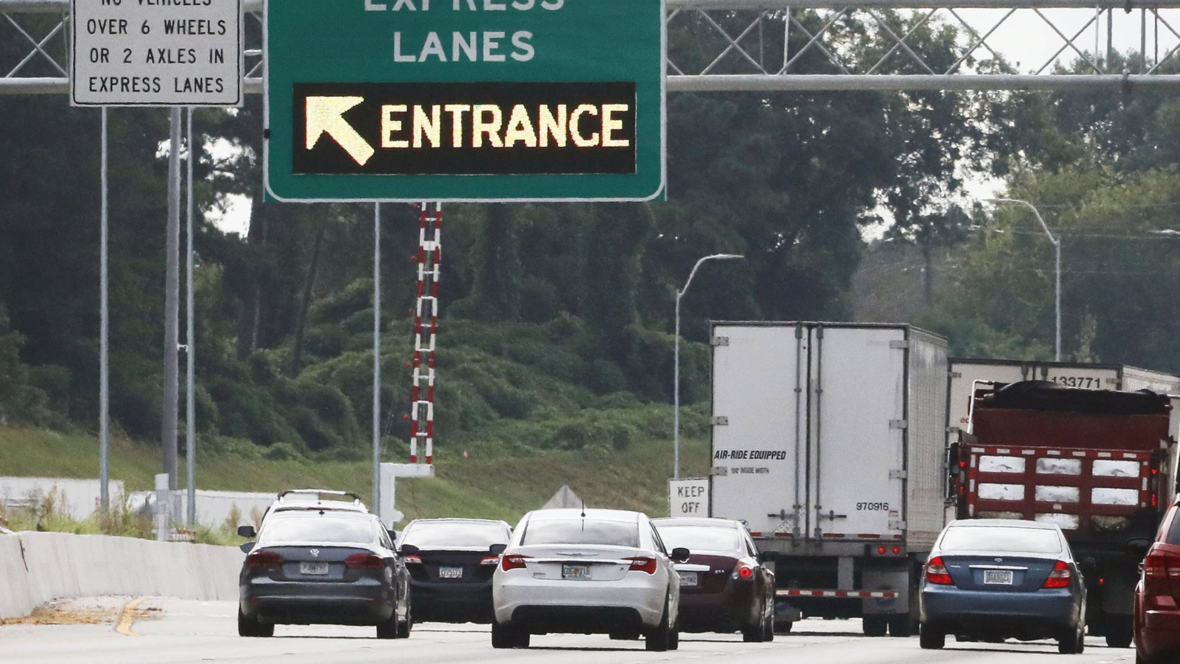 A Peach Pass toll lane sign is shown on I-75. File/BOB ANDRES/BANDRES@AJC.COM