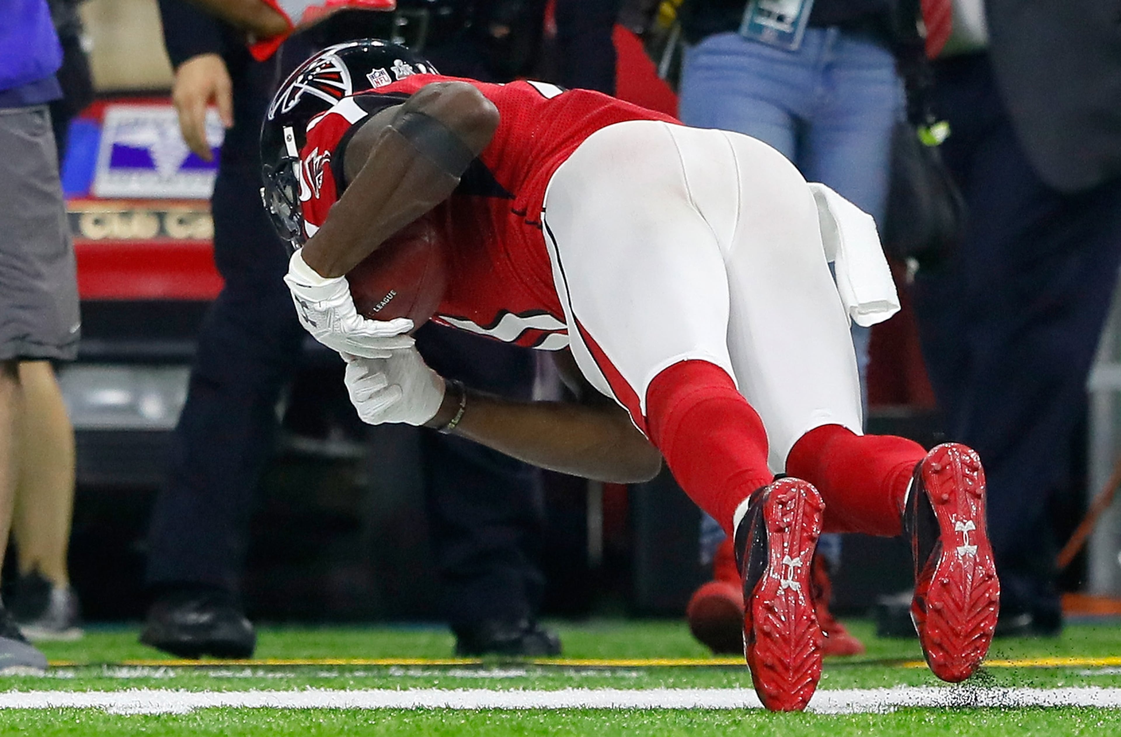 HOUSTON, TX - FEBRUARY 05: Julio Jones #11 of the Atlanta Falcons makes a catch during the fourth quarter against the New England Patriots during Super Bowl 51 at NRG Stadium on February 5, 2017 in Houston, Texas. (Photo by Kevin C. Cox/Getty Images)