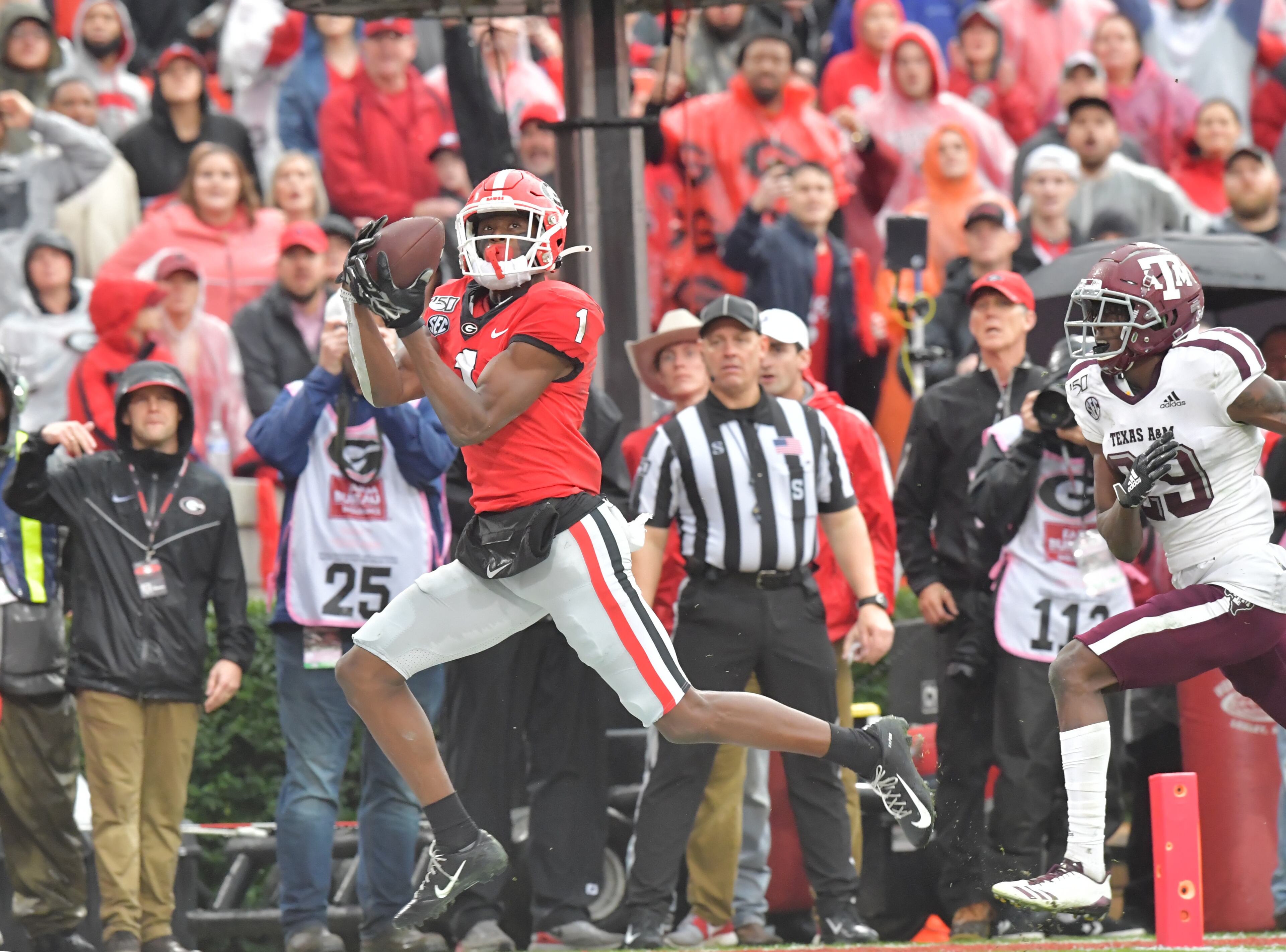 Georgia wide receiver George Pickens (1) makes a touchdown catch past Texas A&M defensive back Debione Renfro (29) during the first half of an NCAA college football game at Sanford Stadium on Saturday, November 23, 2019. (Hyosub Shin / Hyosub.Shin@ajc.com)