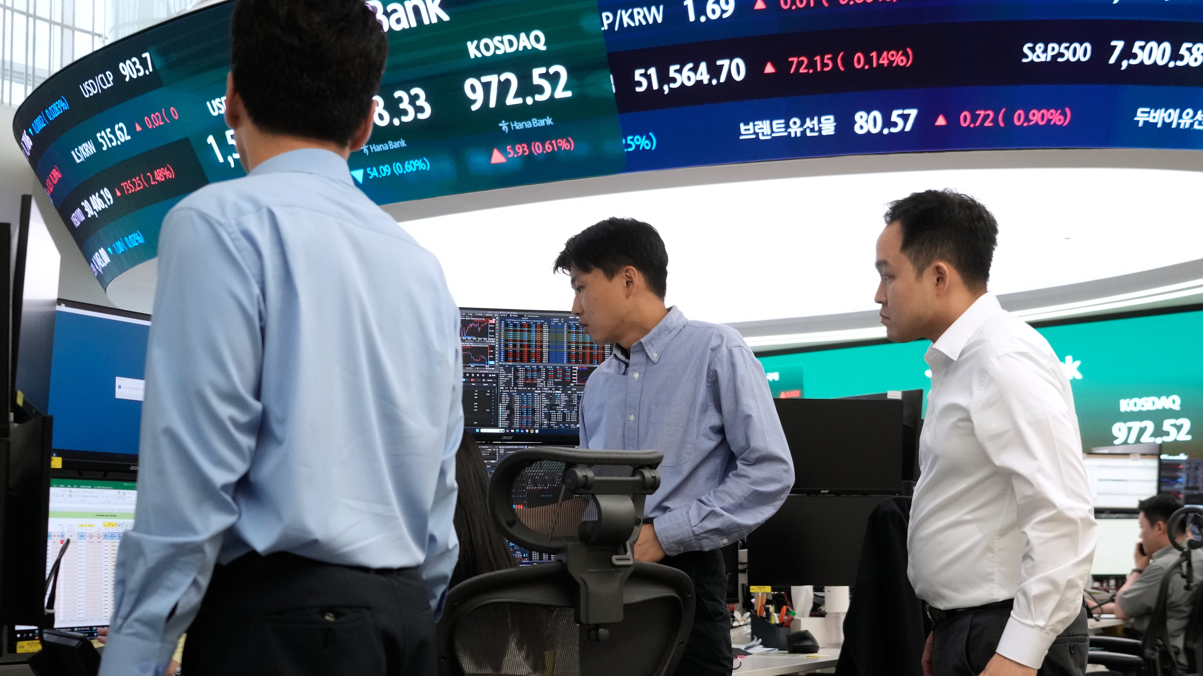 Currency traders work at the foreign exchange dealing room of the Hana Bank headquarters in Seoul, South Korea, Monday, June 22, 2026. (AP Photo/Ahn Young-joon)
