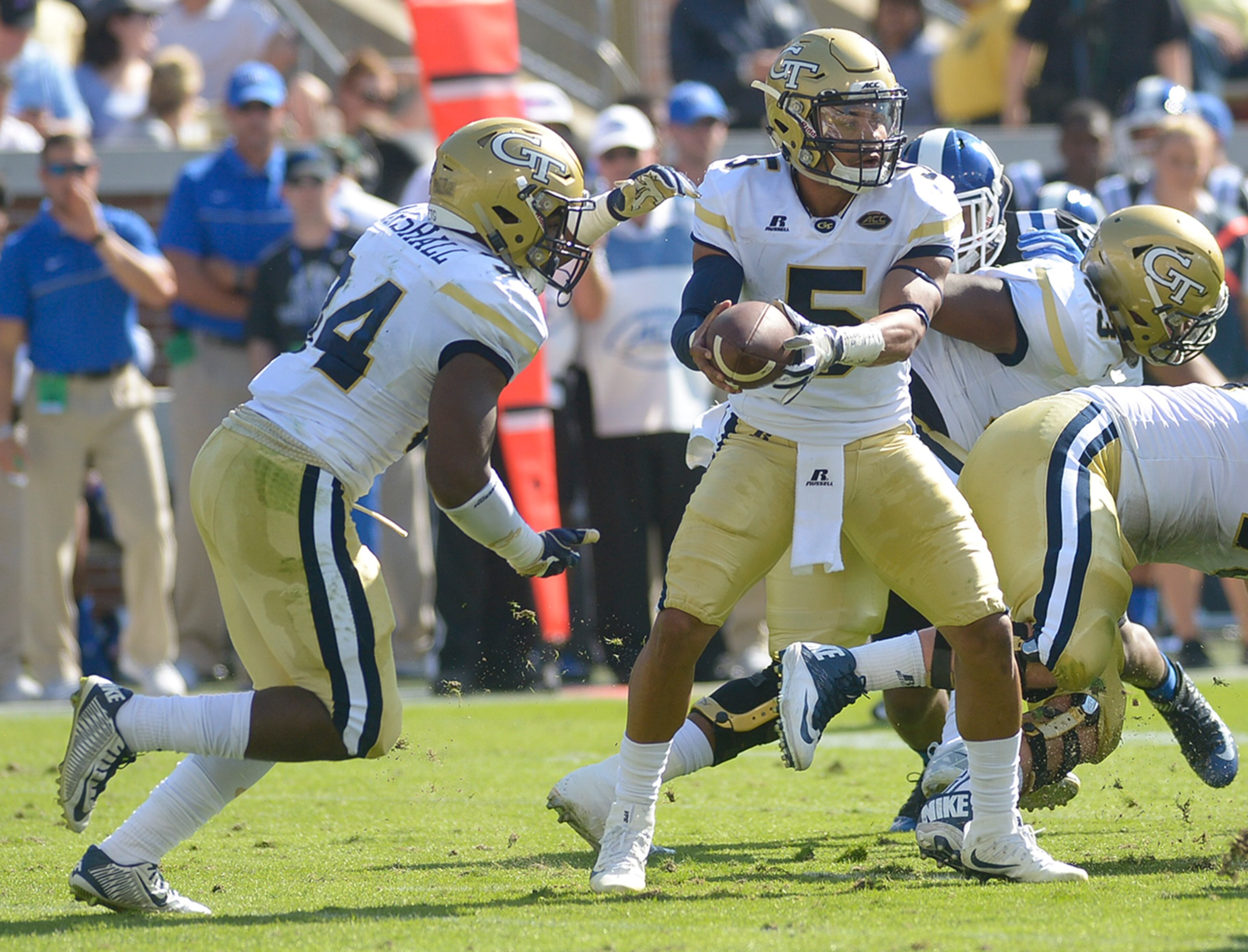 Atlanta, Ga. -- Georgia Tech senior QB Justin Thomas (5) sets up for a hand off to sophomore BB Marcus Marshall (34) in the first half of their game against DukeSaturday, October 29, 2016. SPECIAL/Daniel Varnado