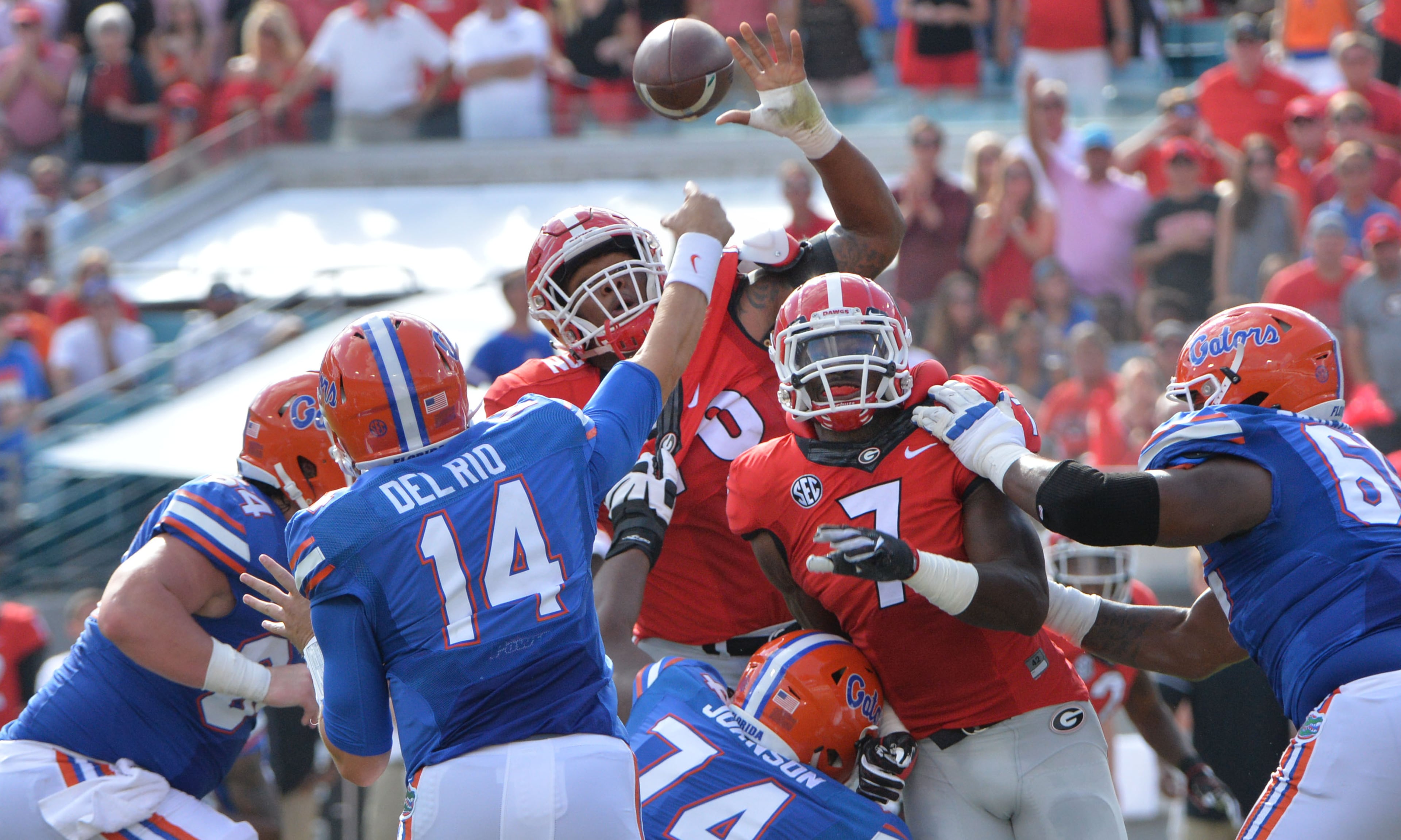October 29, 2016 Jacksonville, Fla. - Florida quarterback Luke Del Rio (14) gets off a pass in the first half at EverBank Field in Jacksonville, Florida on Saturday, October 29, 2016. HYOSUB SHIN / HSHIN@AJC.COM