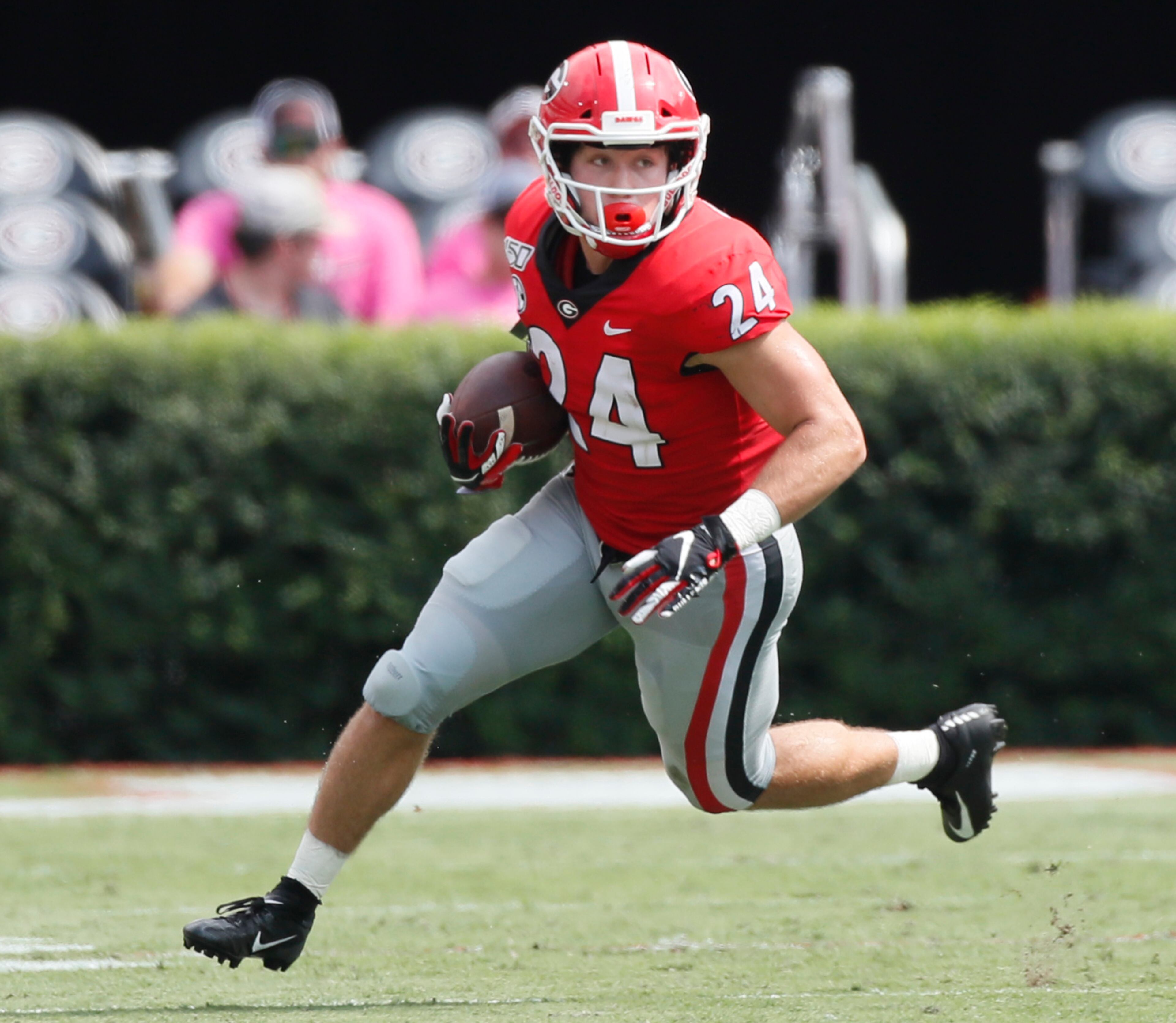 Georgia Bulldogs running back Prather Hudson (24) makes first-down yardage on a pass play. Bob Andres / robert.andres@ajc.com