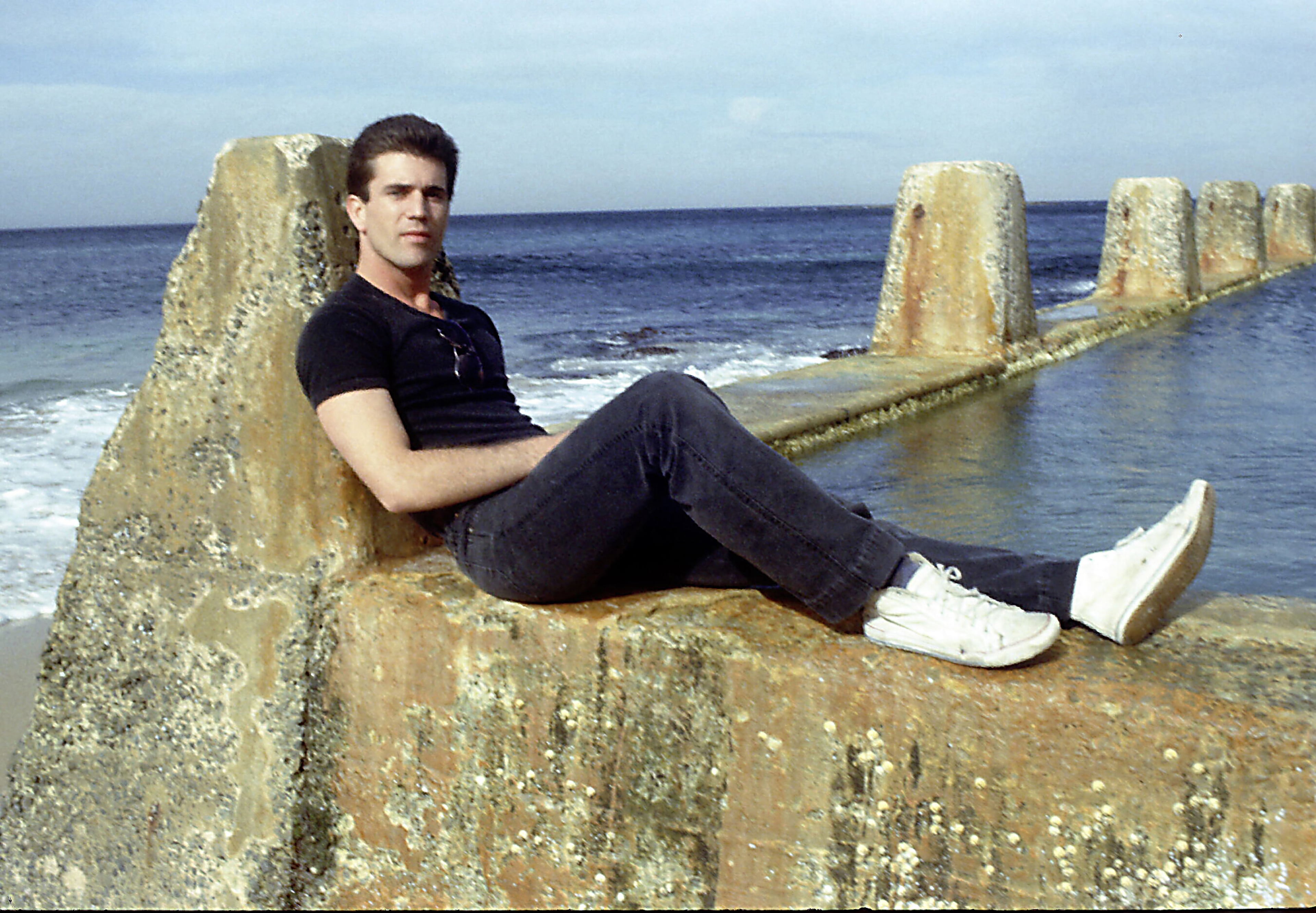 SYDNEY, AUSTRALIA - 1982: American actor Mel Gibson poses at the Googee Beach swimming pool in 1982 in Australia. (Photo by Patrick Riviere/Getty Images)