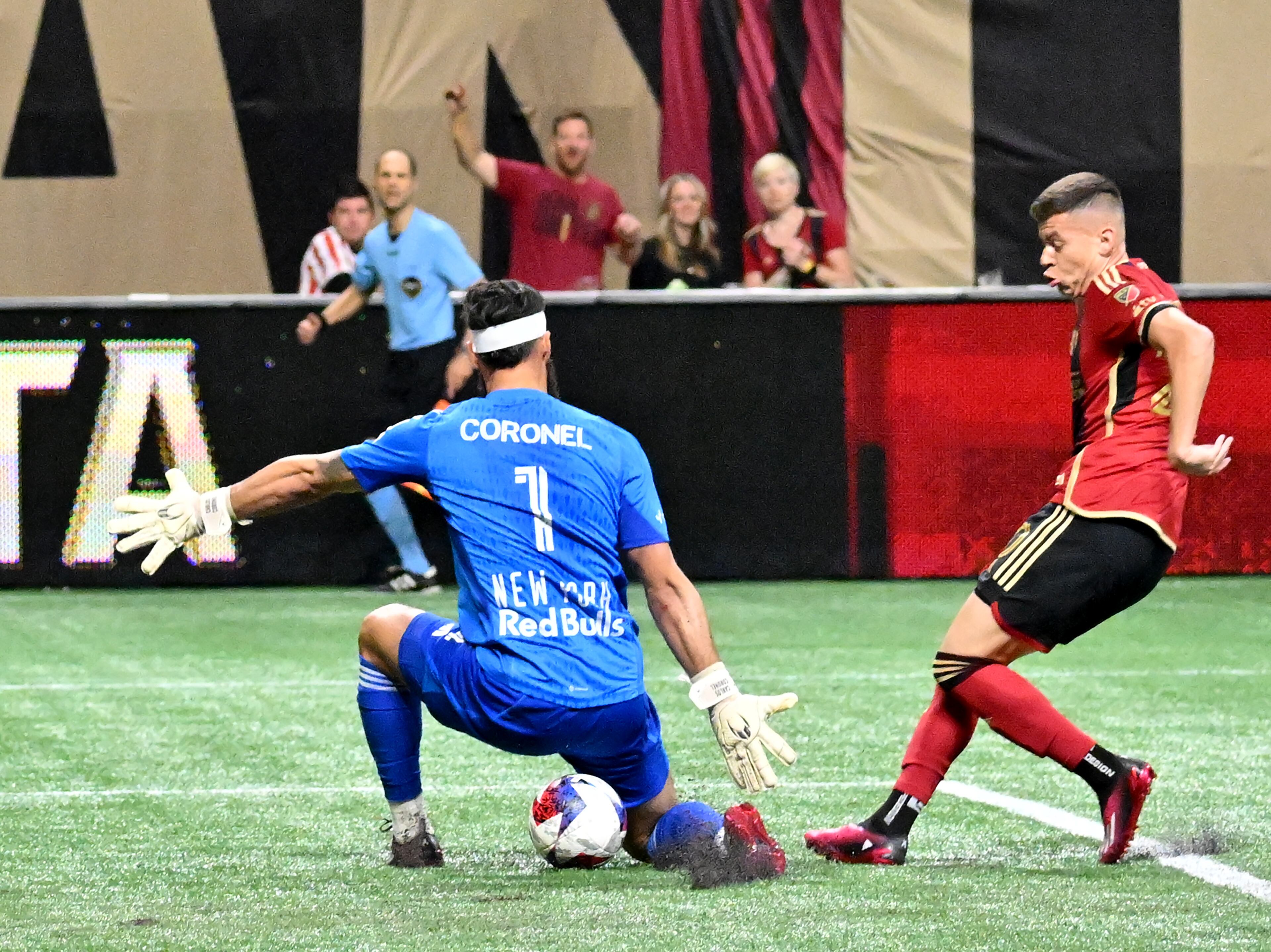 New York Red Bulls' goalkeeper Carlos Miguel Coronel (1) blocks a shot by Atlanta United's midfielder Matheus Rossetto (right). (Hyosub Shin / Hyosub.Shin@ajc.com)