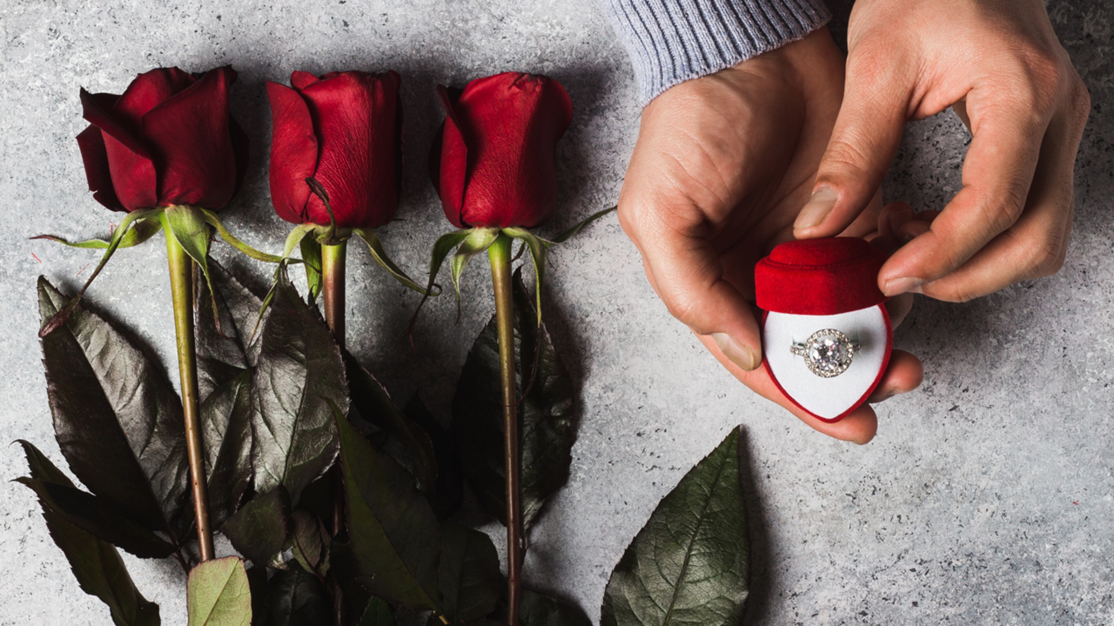 A man came up with a creative way to ask his girlfriend to marry him.