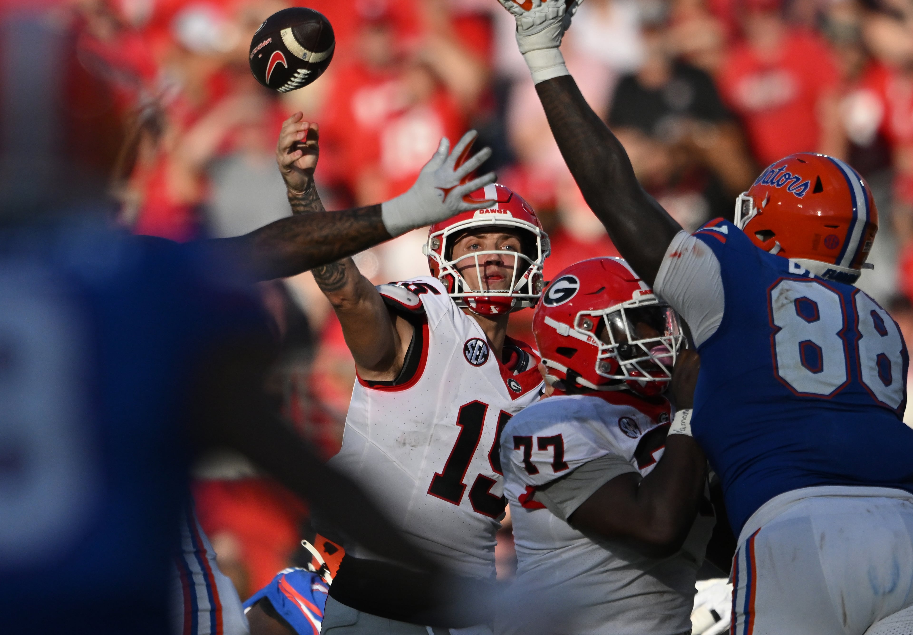 Georgia quarterback Carson Beck (15) throws a pass during the first half in an NCAA football game at EverBank Stadium, Saturday, October 28, 2023, in Jacksonville, FL. (Hyosub Shin / Hyosub.Shin@ajc.com)