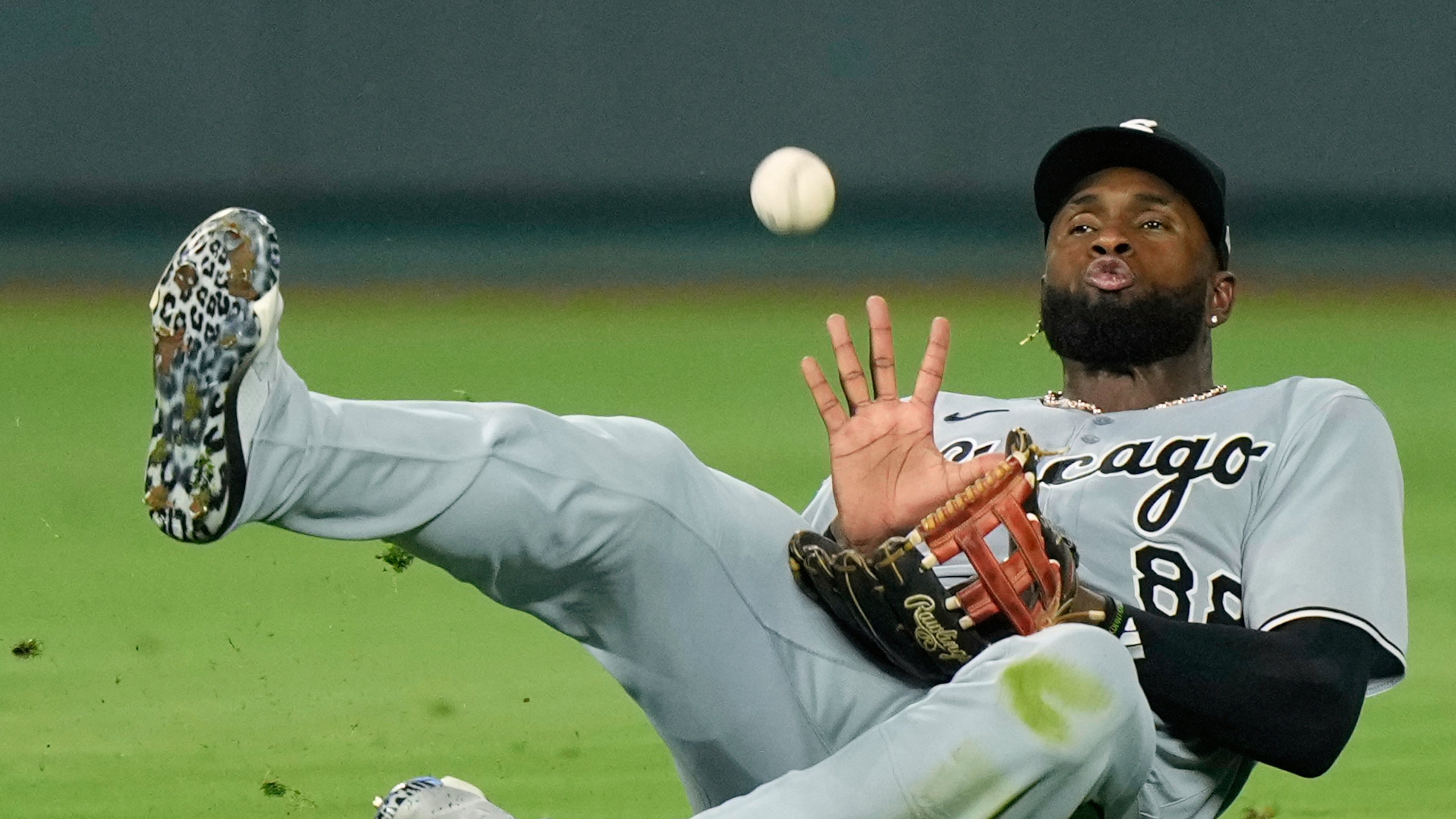 FILE -Chicago White Sox center fielder Luis Robert Jr. catches a fly ball for the out on Kansas City Royals' Mike Yastrzemski during the seventh inning of a baseball game, Aug. 15, 2025, in Kansas City, Mo. (AP Photo/Charlie Riedel), File)