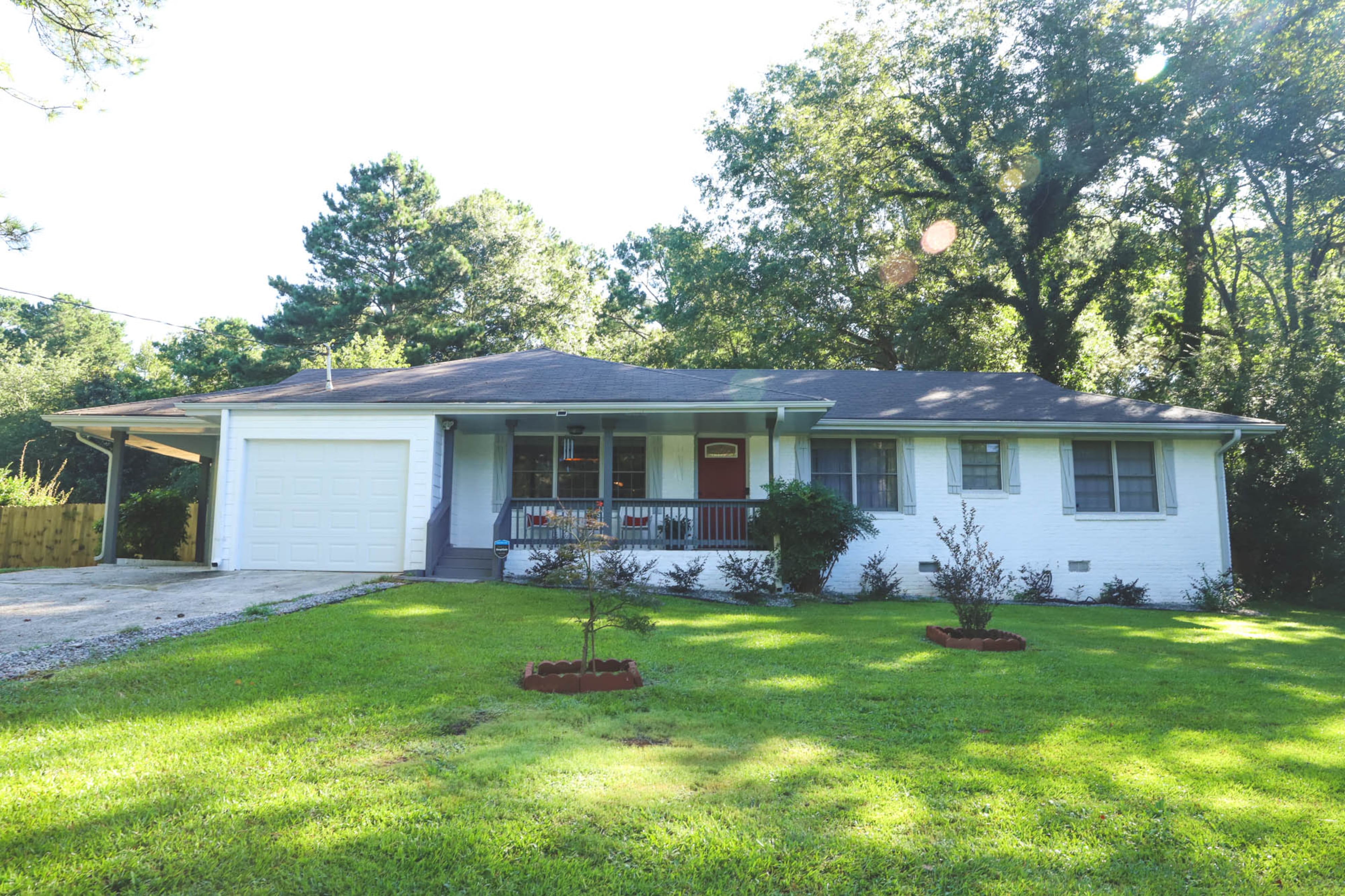 Vickie Pryor moved to her Decatur brick ranch from an Atlanta townhome in August 2020 after realizing she’d like single-story living. The house is 1,400 square feet, with three bedrooms and two bathrooms. Text by Shannon Dominy/Photo by Reynolds Rogers