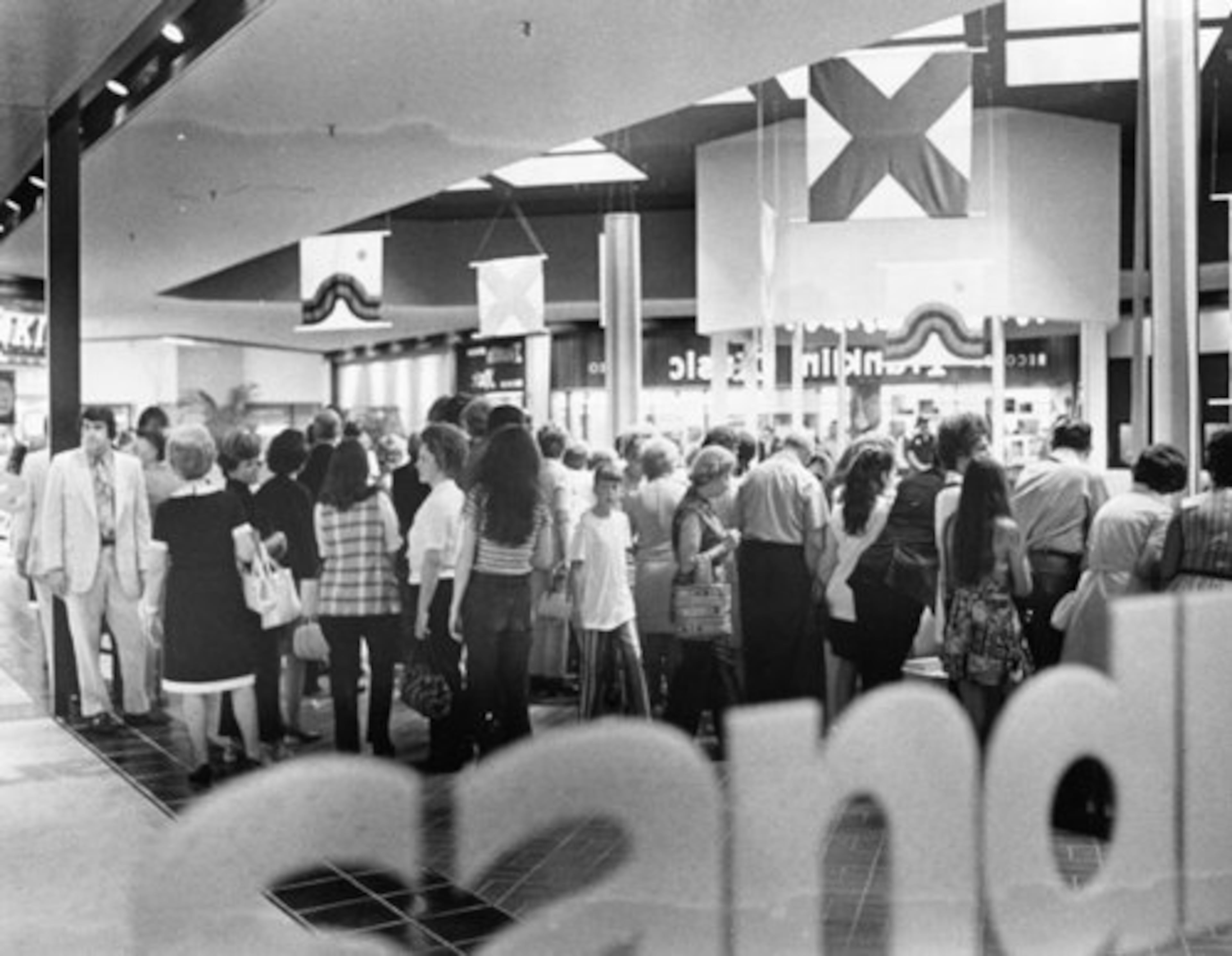 Shoppers pour into Perimeter Mall on Aug. 11, 1971.