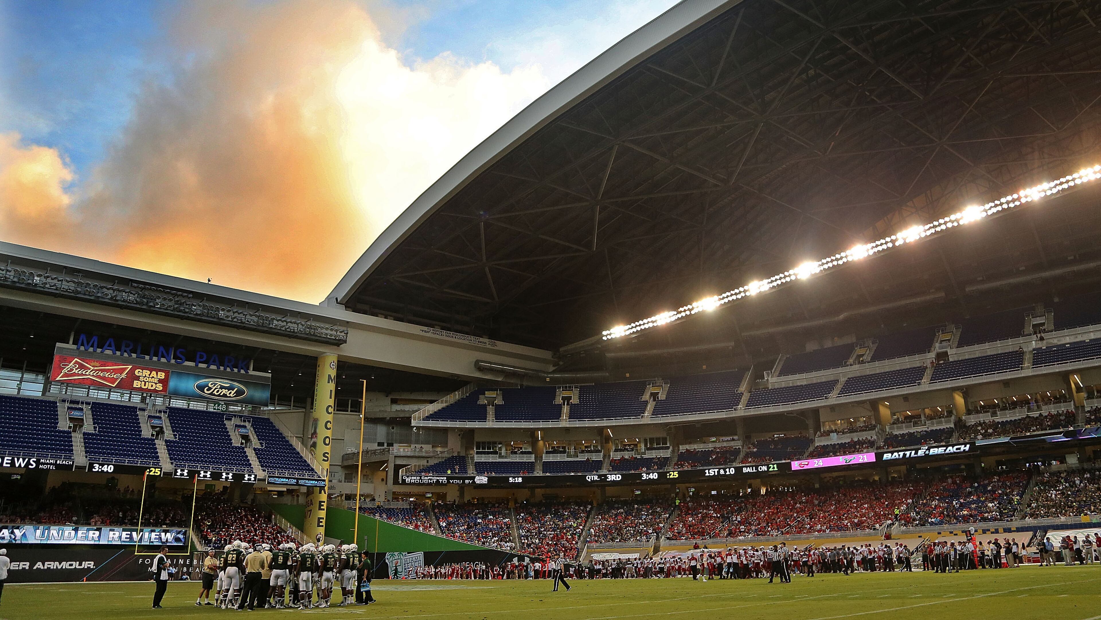 MIAMI, FL - DECEMBER 21: A general view during the 2015 Miami Beach Bowl between the South Florida Bulls and the Western Kentucky Hilltoppers at Marlins Park on December 21, 2015 in Miami, Florida. (Photo by Mike Ehrmann/Getty Images)
