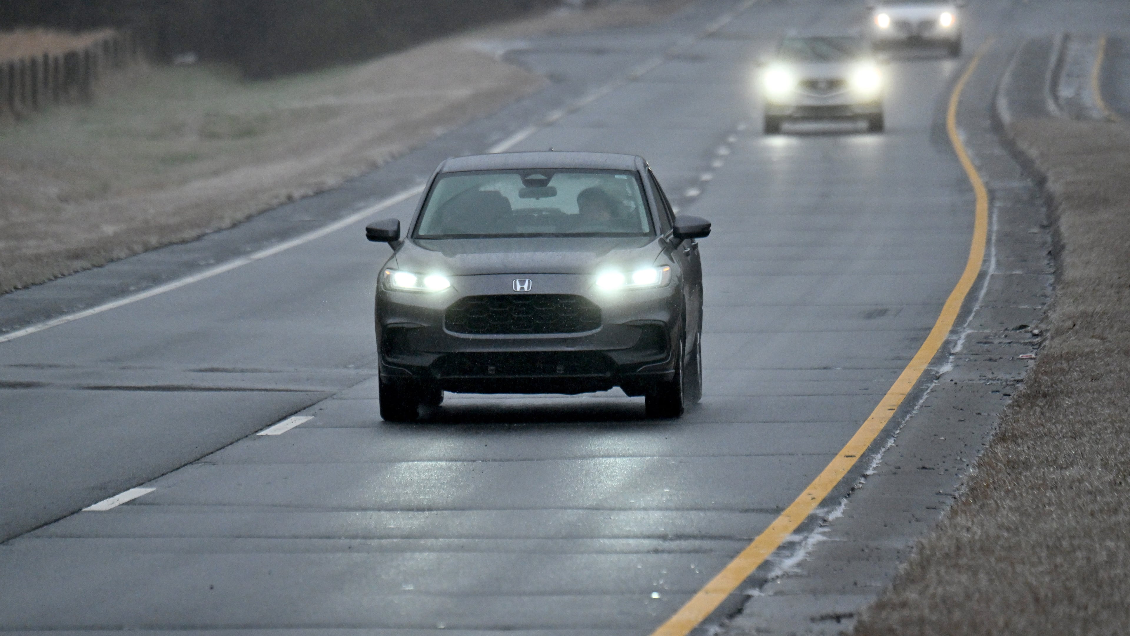 Light traffic moves on Scenic Highway as light rain and sleet fall on Sunday, Jan. 25, 2026, in Lawrenceville. In metro Atlanta, you can find heavy rain, steep driveways and occasional winter weather. (Hyosub Shin/AJC)