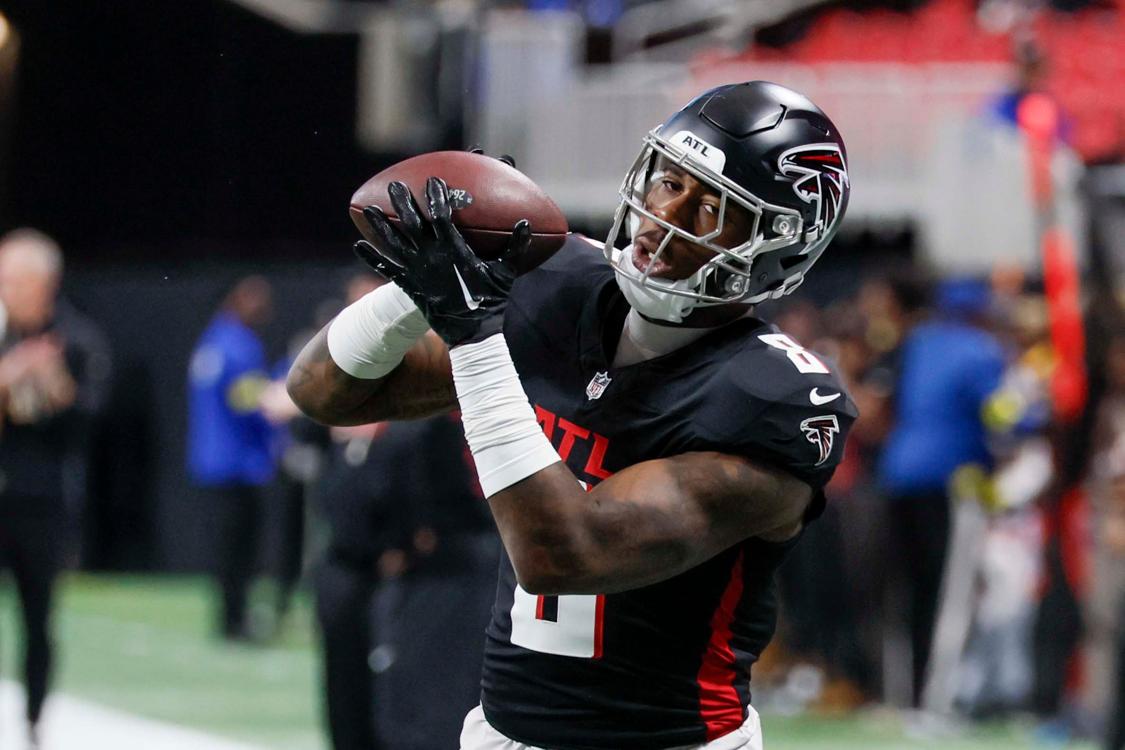 Falcons tight end Kyle Pitts Sr. warms up before a January game against the Saints. (Miguel Martinez/AJC)