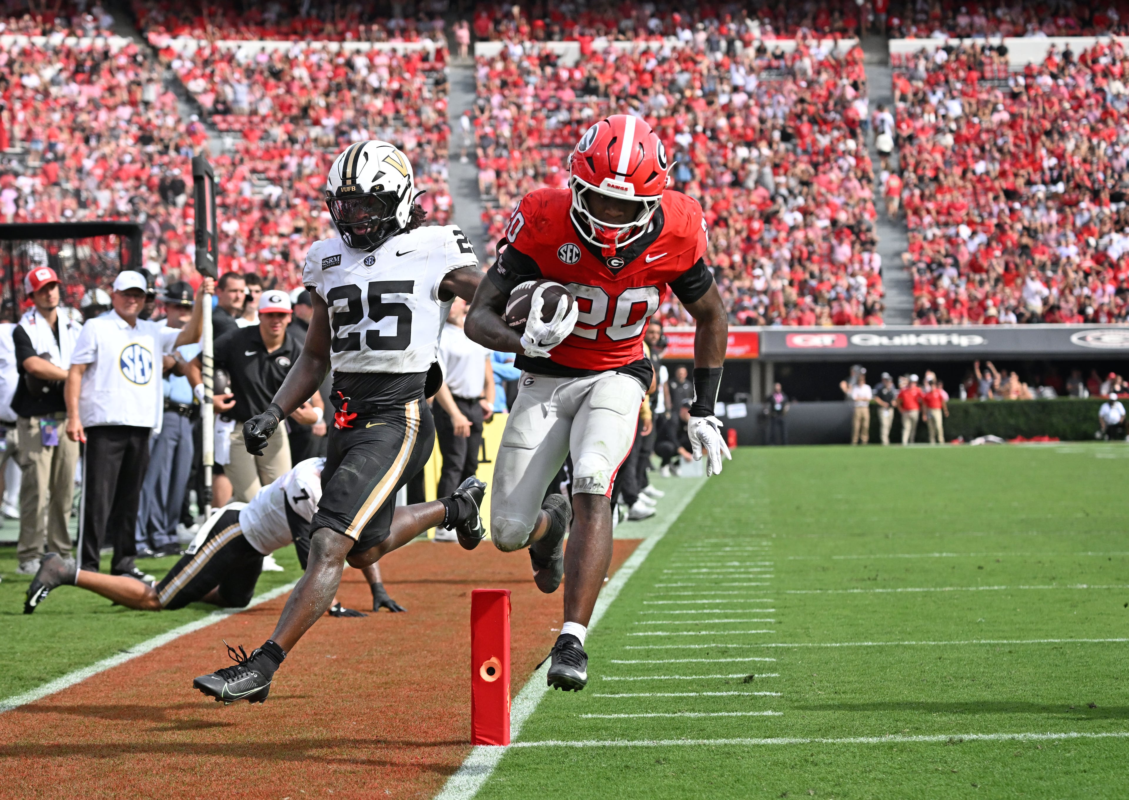 Georgia running back Dwight Phillips Jr. (20) scores a touchdown during the second half of an NCAA football game against Vanderbilt at Sanford Stadium on Saturday, Oct. 3, 2026, in Athens. Georgia won 38-14 over Vanderbilt. (Hyosub Shin/AJC)