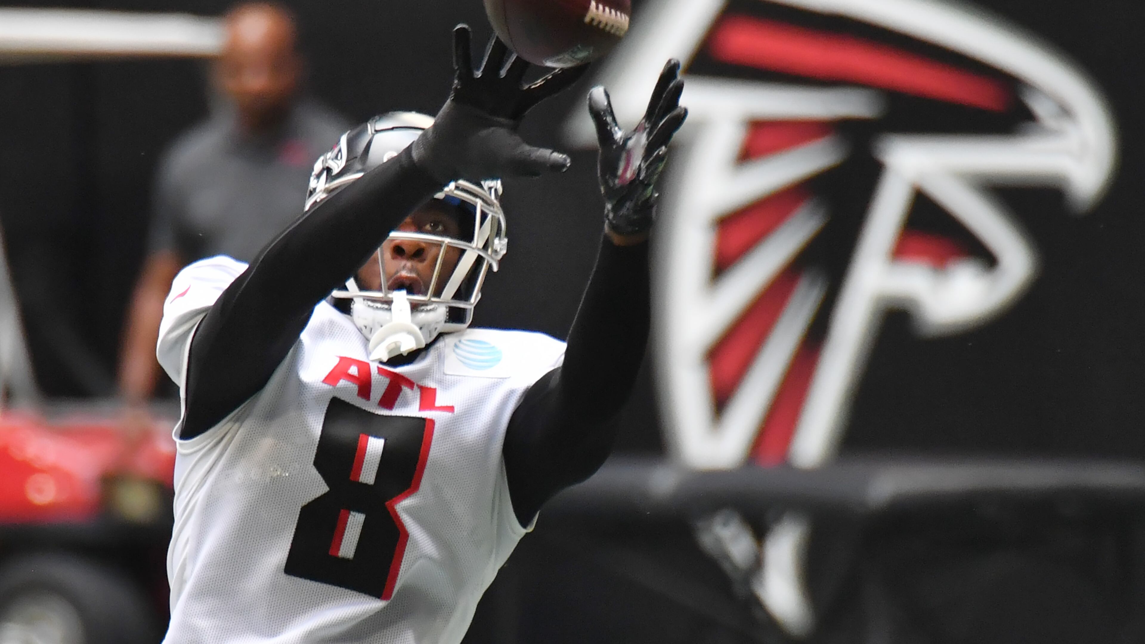 August 7, 2021 Atlanta - Atlanta Falcons tight end Kyle Pitts (8) makes a catch during the 2021 AT&T Atlanta Falcons Training Camp: Dirty Birds Open Practice at the Mercedes-Benz Stadium in Atlanta on Saturday, August 7, 2021. (Hyosub Shin / Hyosub.Shin@ajc.com)