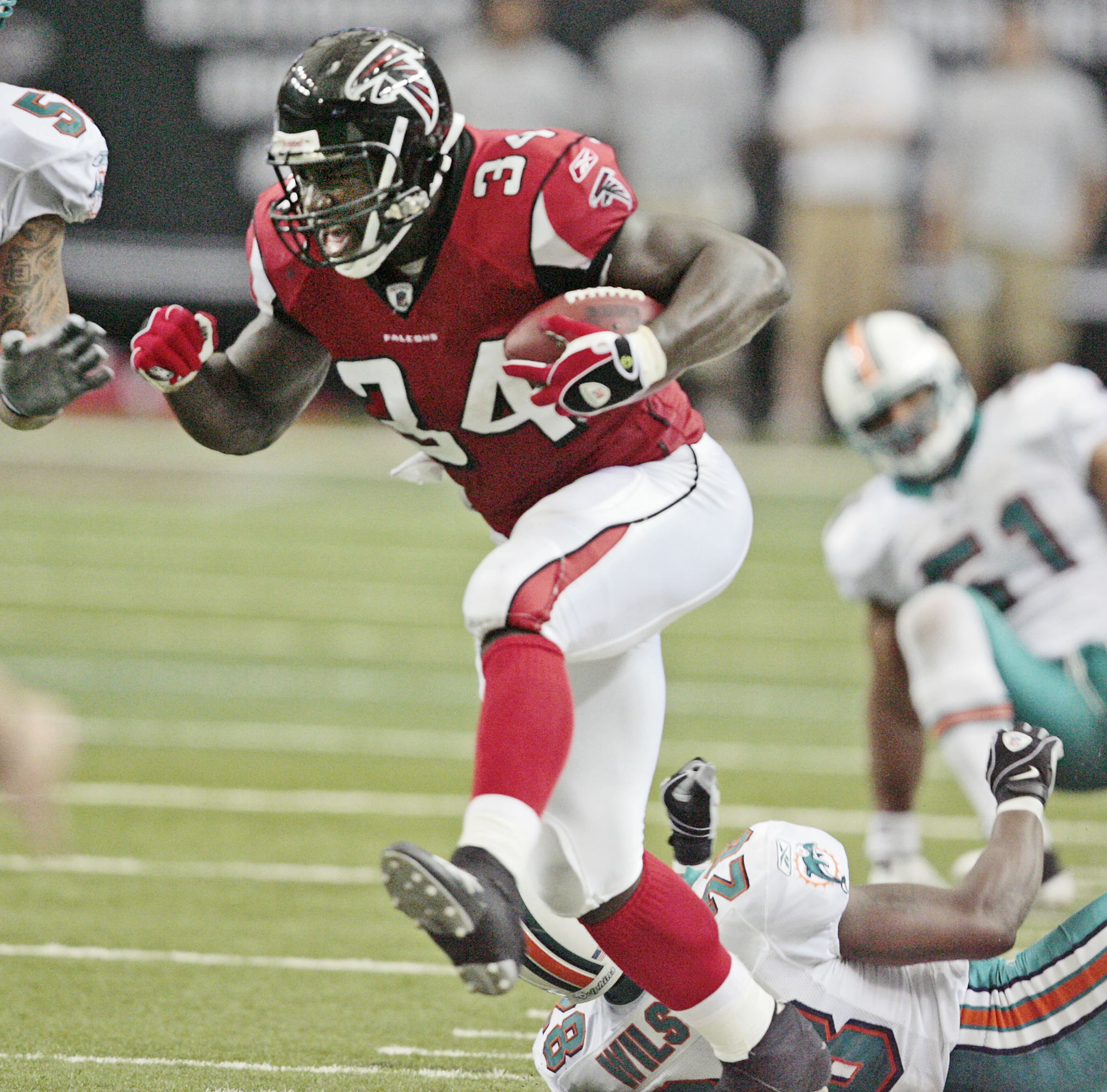 Ovie Mughelli picks up yards after a reception in 2009. Bob Andres, bandres@ajc.com