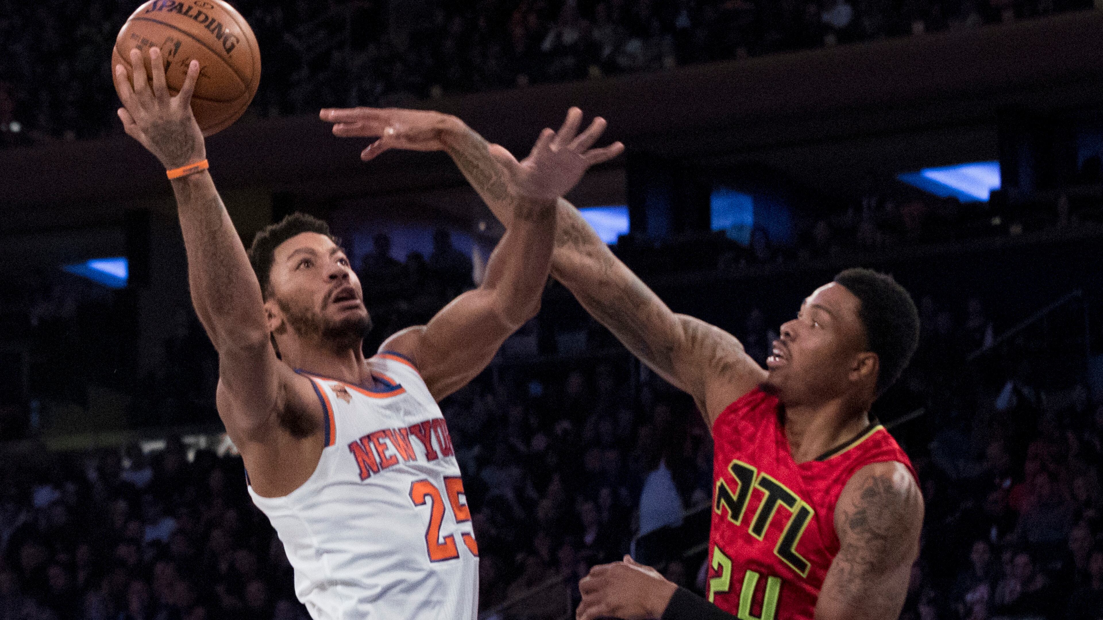 New York Knicks guard Derrick Rose (25) goes to the basket against Atlanta Hawks forward Kent Bazemore (24) and guard Tim Hardaway Jr. (10) during the first half of an NBA basketball game, Sunday, Nov. 20, 2016, at Madison Square Garden in New York. (AP Photo/Mary Altaffer)