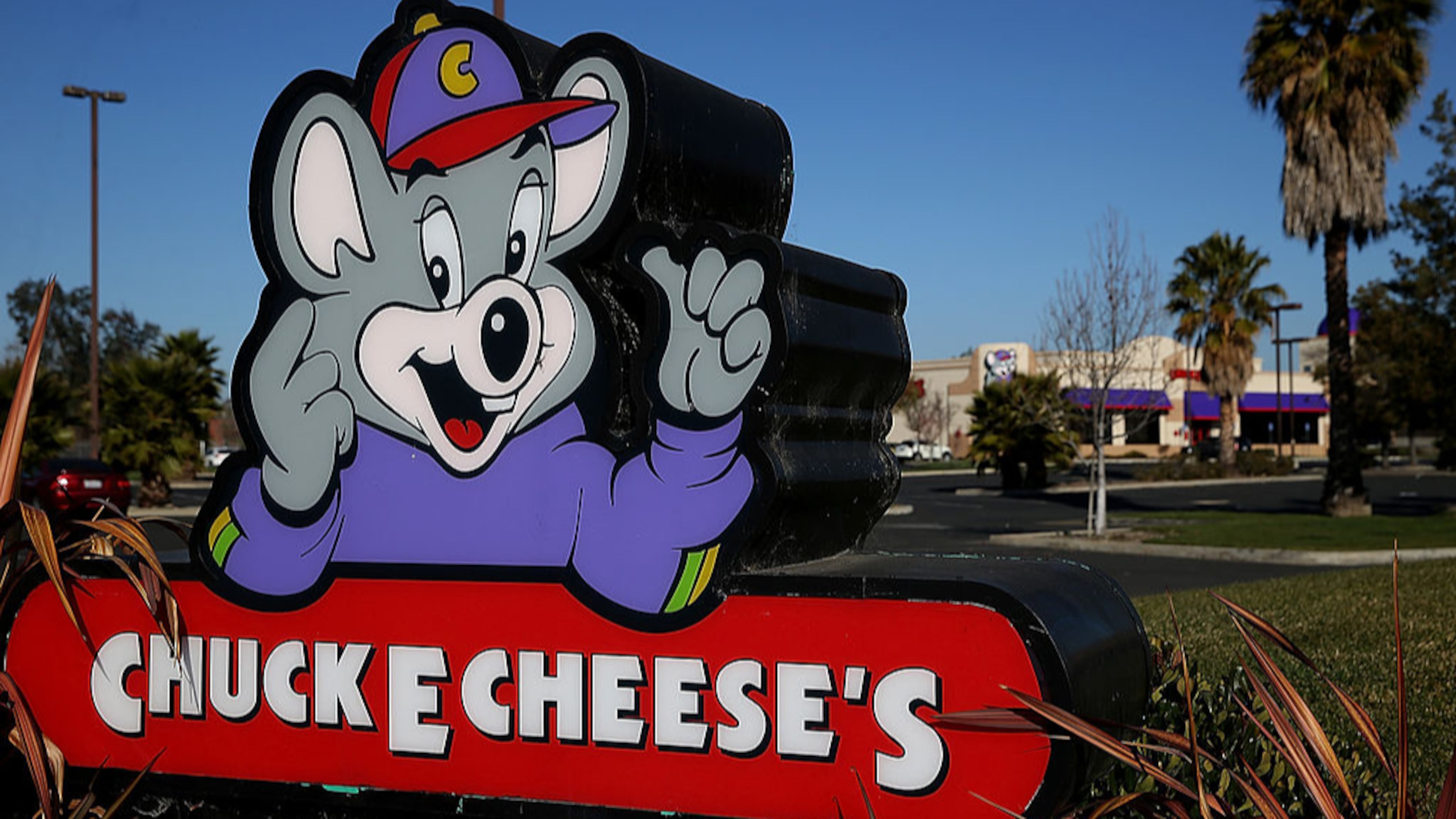 A sign in front of a Chuck E. Cheese restaurant. (Photo by Justin Sullivan/Getty Images)