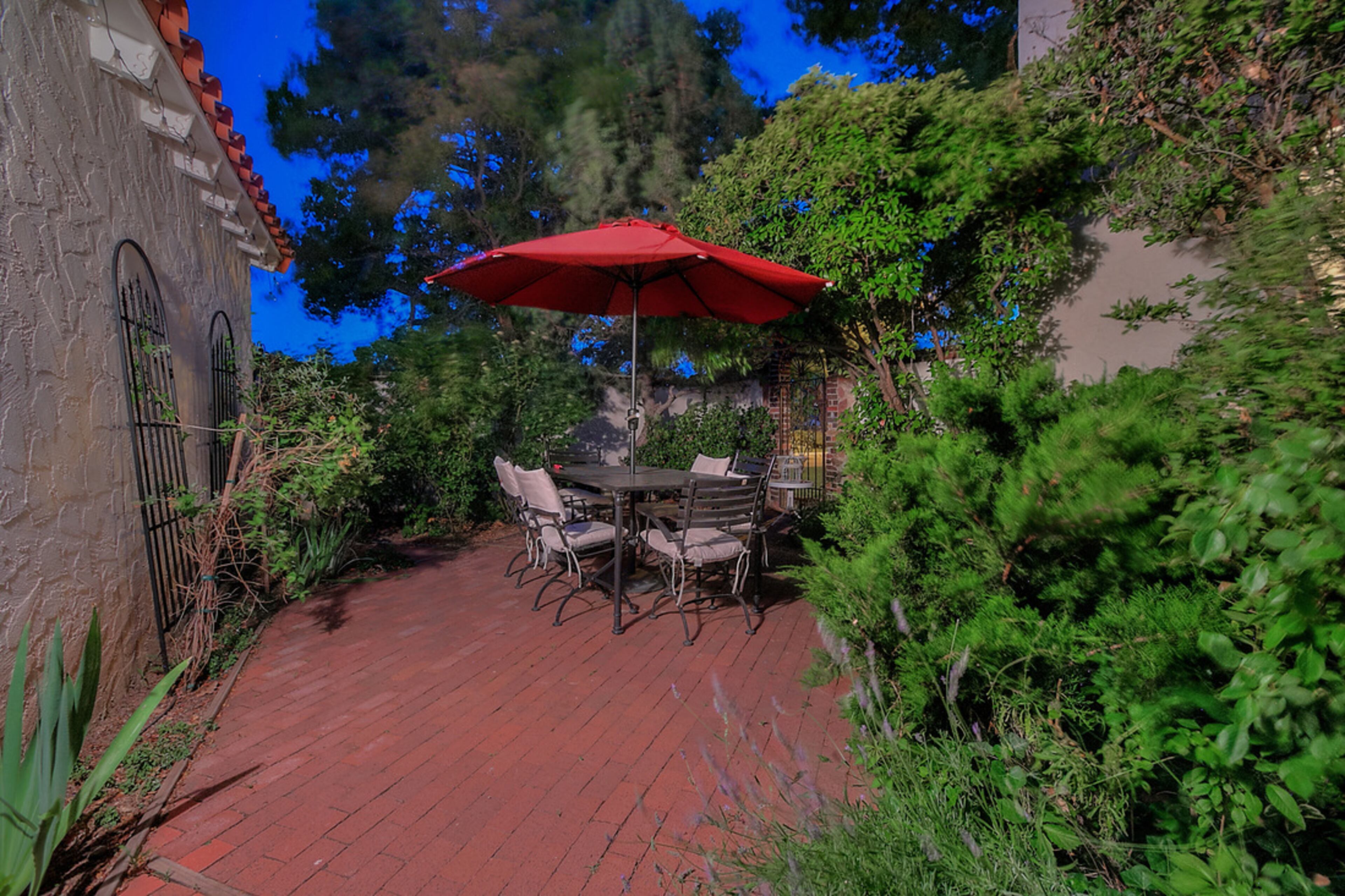 (Photo: Eric Trujillo via Coldwell Banker Legacy, experiencealbuquerque.com. Read more about the sale on breakingbadhouse.com here.)