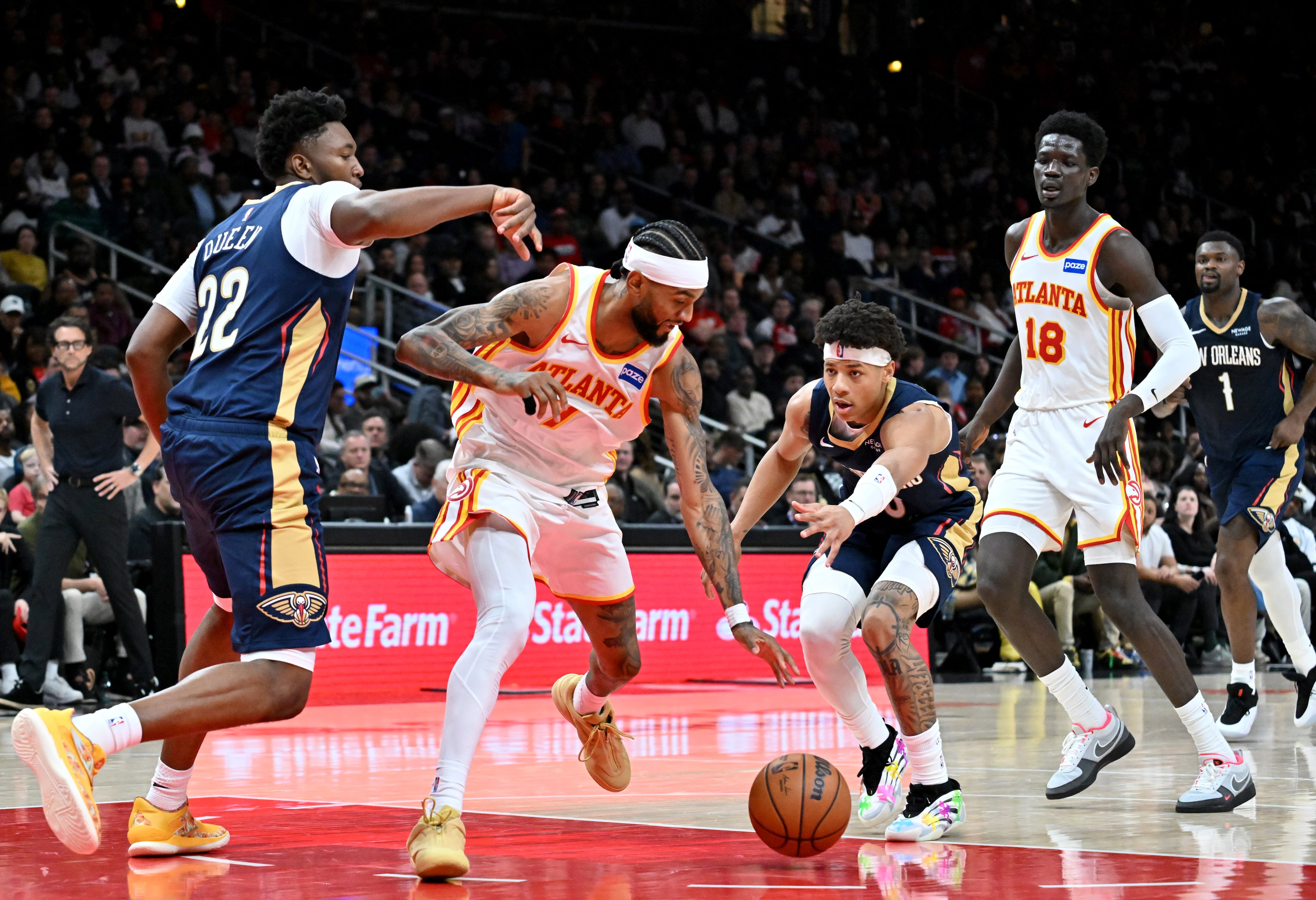 Atlanta Hawks guard Nickeil Alexander-Walker (7) and New Orleans Pelicans guard Jeremiah Fears (0) fight for a loose ball during the first half in an NBA basketball game at State Farm Arena, Wednesday, Jan. 7, 2026, in Atlanta. (Hyosub Shin/AJC)