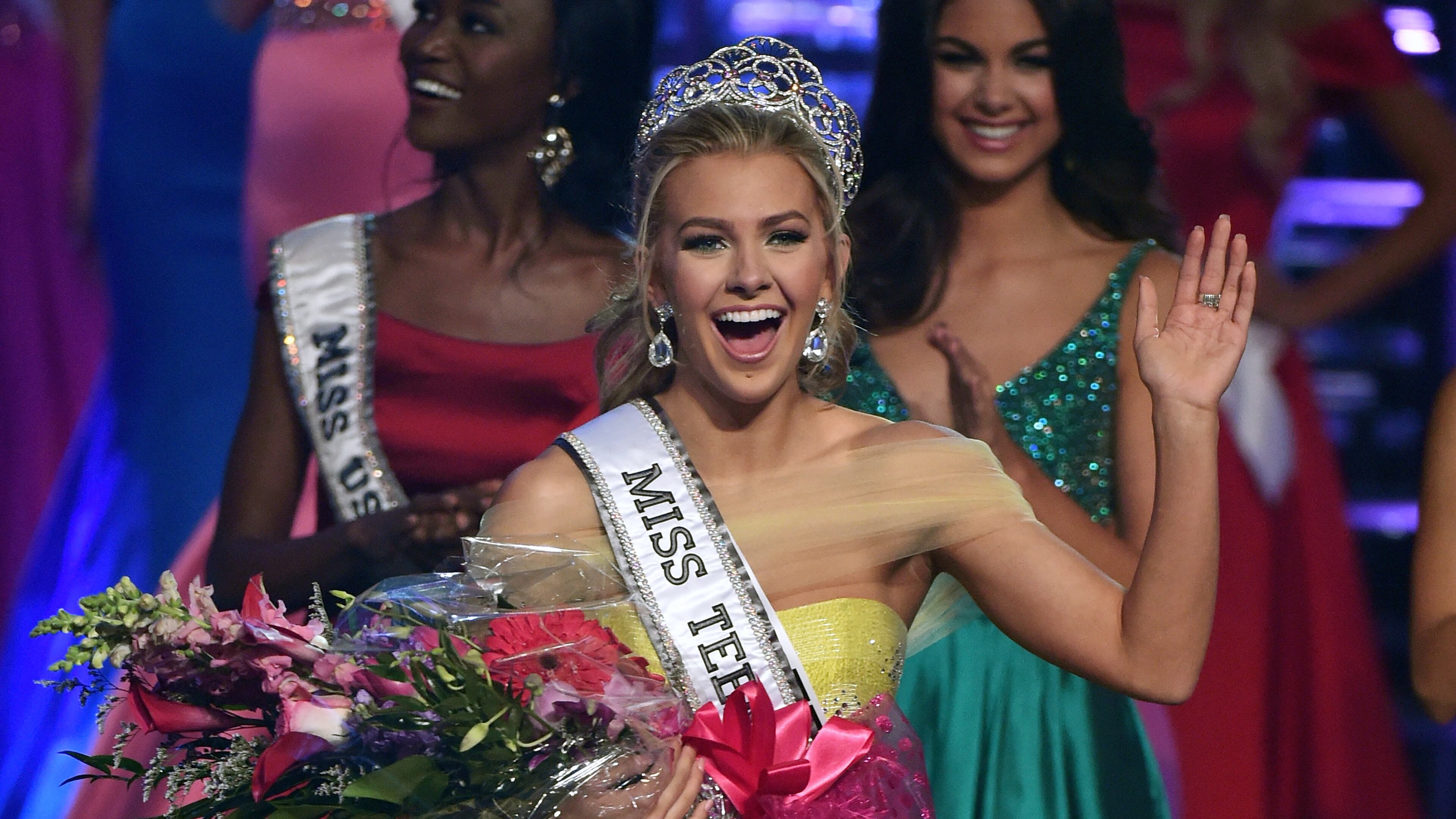 LAS VEGAS, NV - JULY 30: Miss Texas Teen USA 2016 Karlie Hay waves after being crowned Miss Teen USA 2016 during the 2016 Miss Teen USA Competition at The Venetian Las Vegas on July 30, 2016 in Las Vegas, Nevada. (Photo by Ethan Miller/Getty Images)