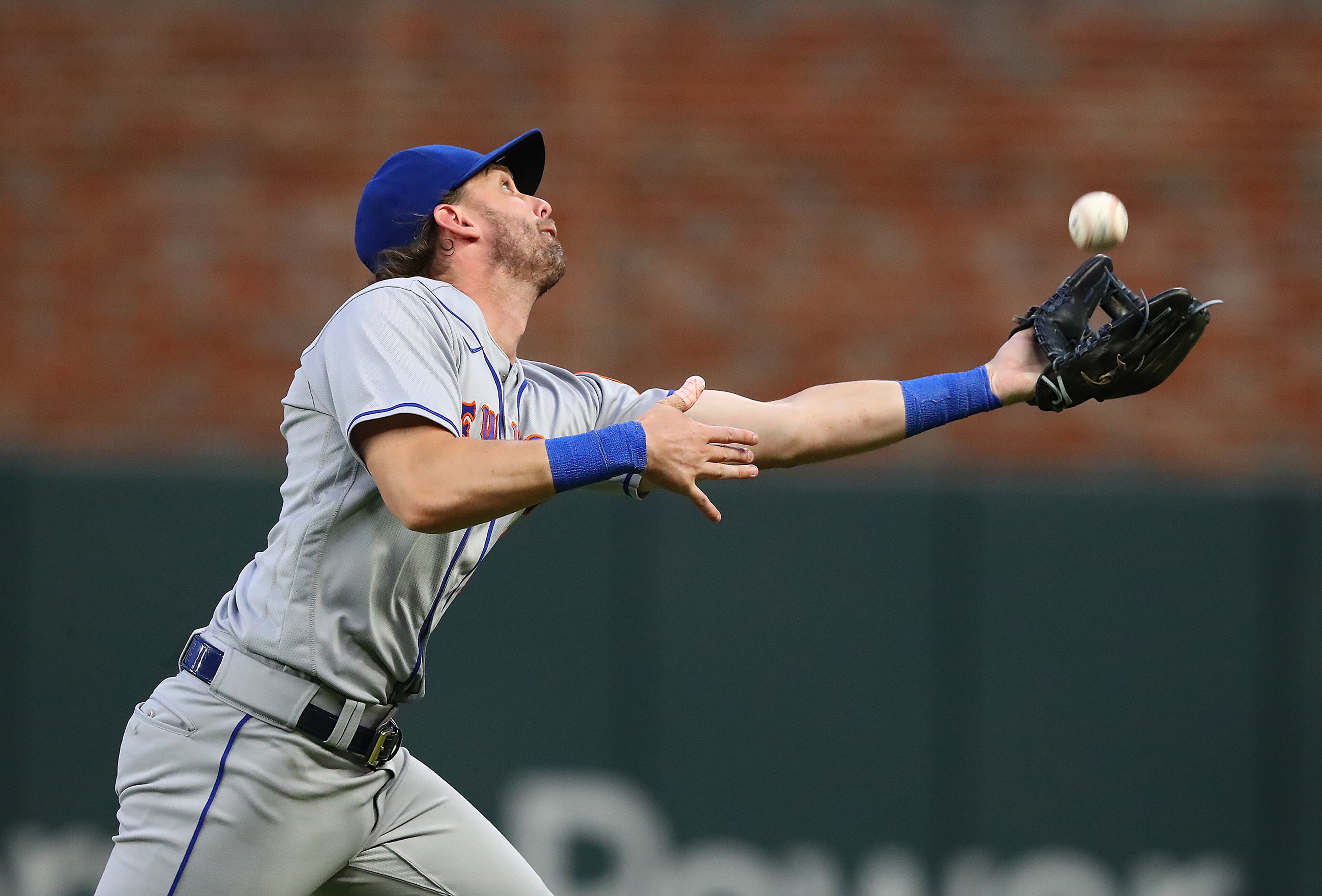 New York Mets second baseman Jeff McNeil runs down a fly ball by Atlanta Braves batter Dansby Swanson for the out during the third inning in a MLB baseball game on Tuesday, August 16, 2022, in Atlanta. “Curtis Compton / Curtis Compton@ajc.com