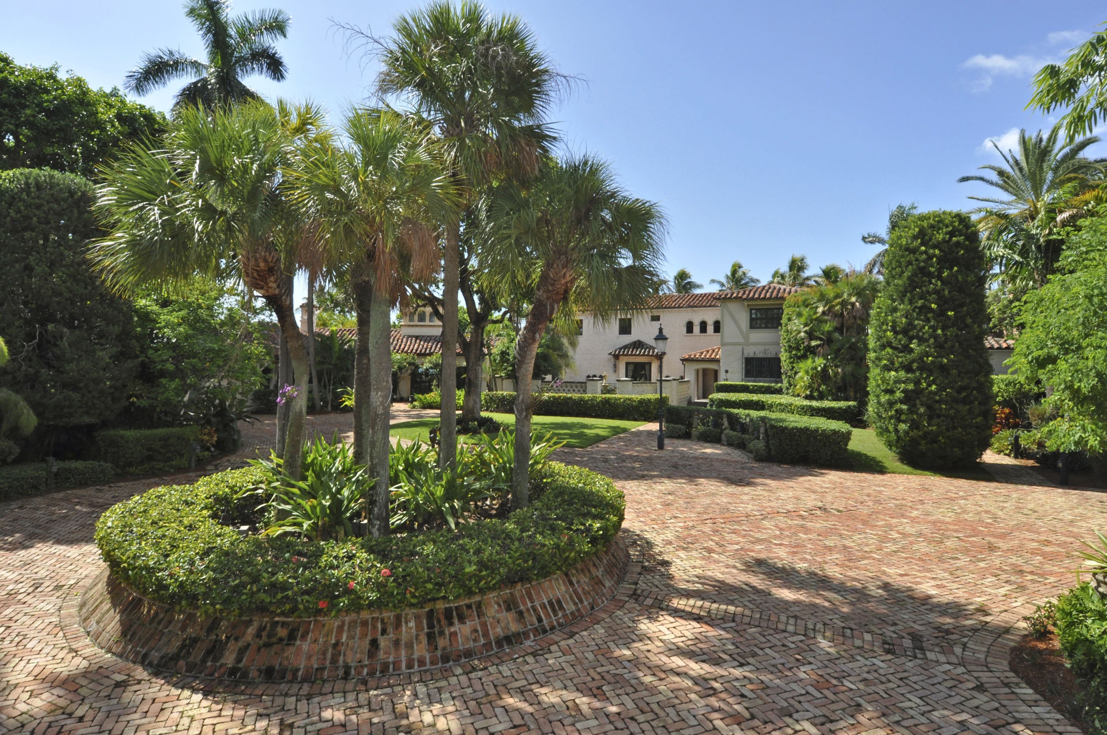 The Anheuser-Busch Estate, now listed at $15 million, features 525 feet of waterfront property, six bedrooms, seven full baths, four half-baths, a pool and a two-bedroom guest house. Brewing magnate Adolphus Busch III, the former president and CEO of Anheuser-Busch and the grandson of the company's founder, built the 12,533-square-foot Fort Lauderdale, Fla., vacation home in 1938. For more information, visit http://www.toptenrealestatedeals.com/homes/weekly-ten-best-home-deals/2013/03-12-2013/.