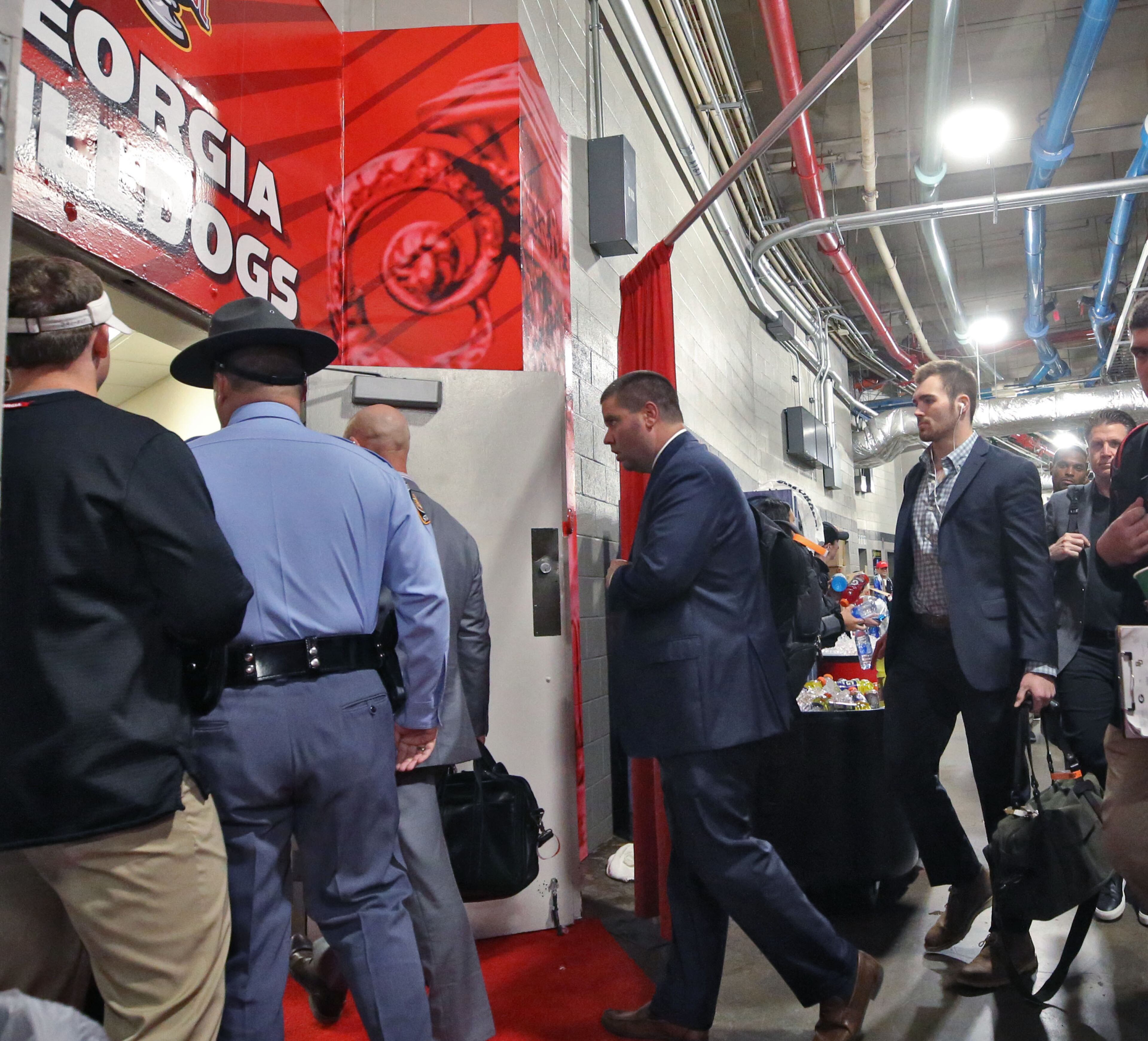 Georgia Bulldogs quarterback Jake Fromm (far right) arrives with the the team. Bob Andres bandres@ajc.com