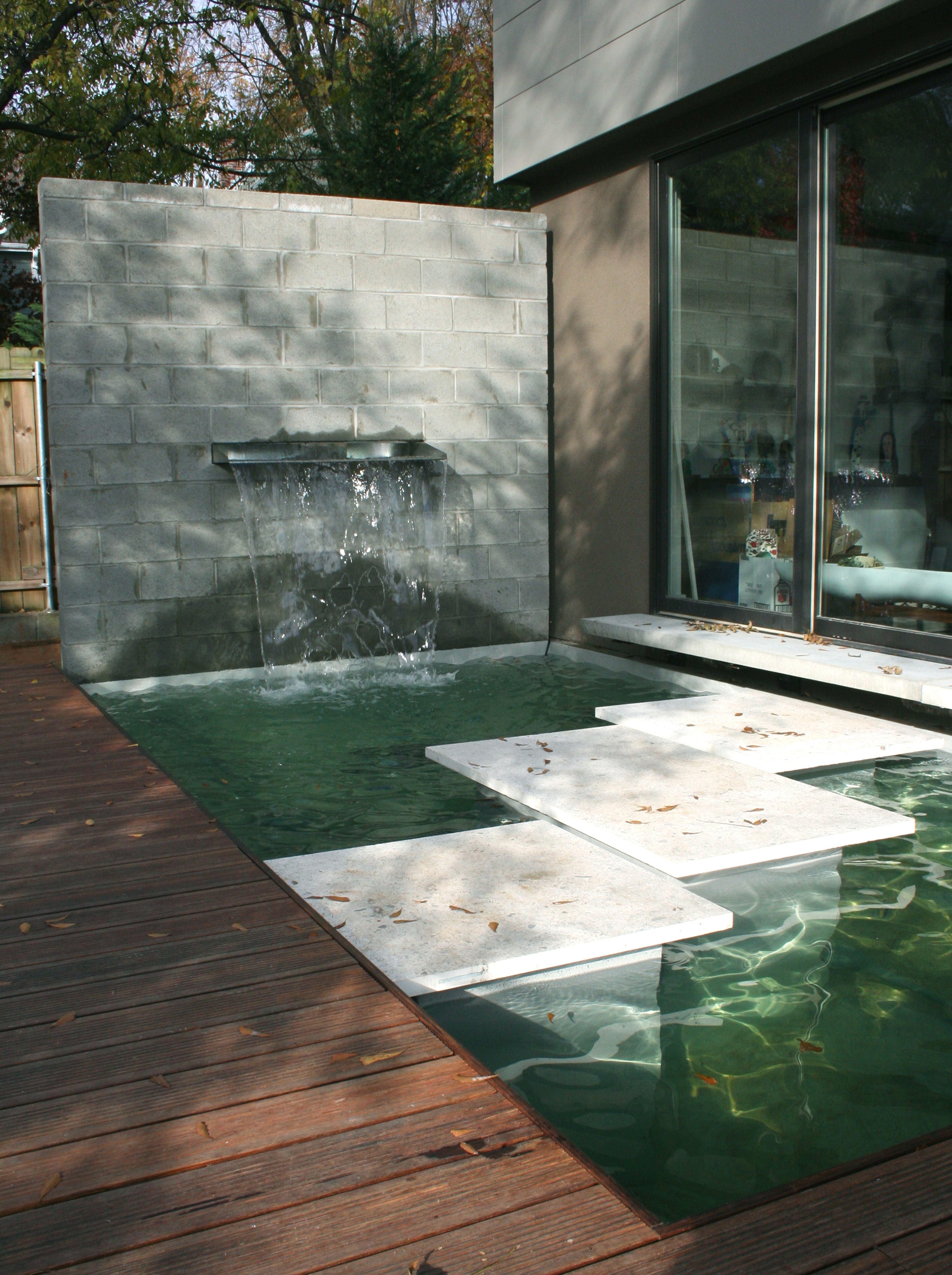 The entry courtyard allows for a controlled transition from the street, capturing the sound of the pool fountain at the entry. The wood decking is bamboo, and the rooftop terrace tile is composed of recycled tires.