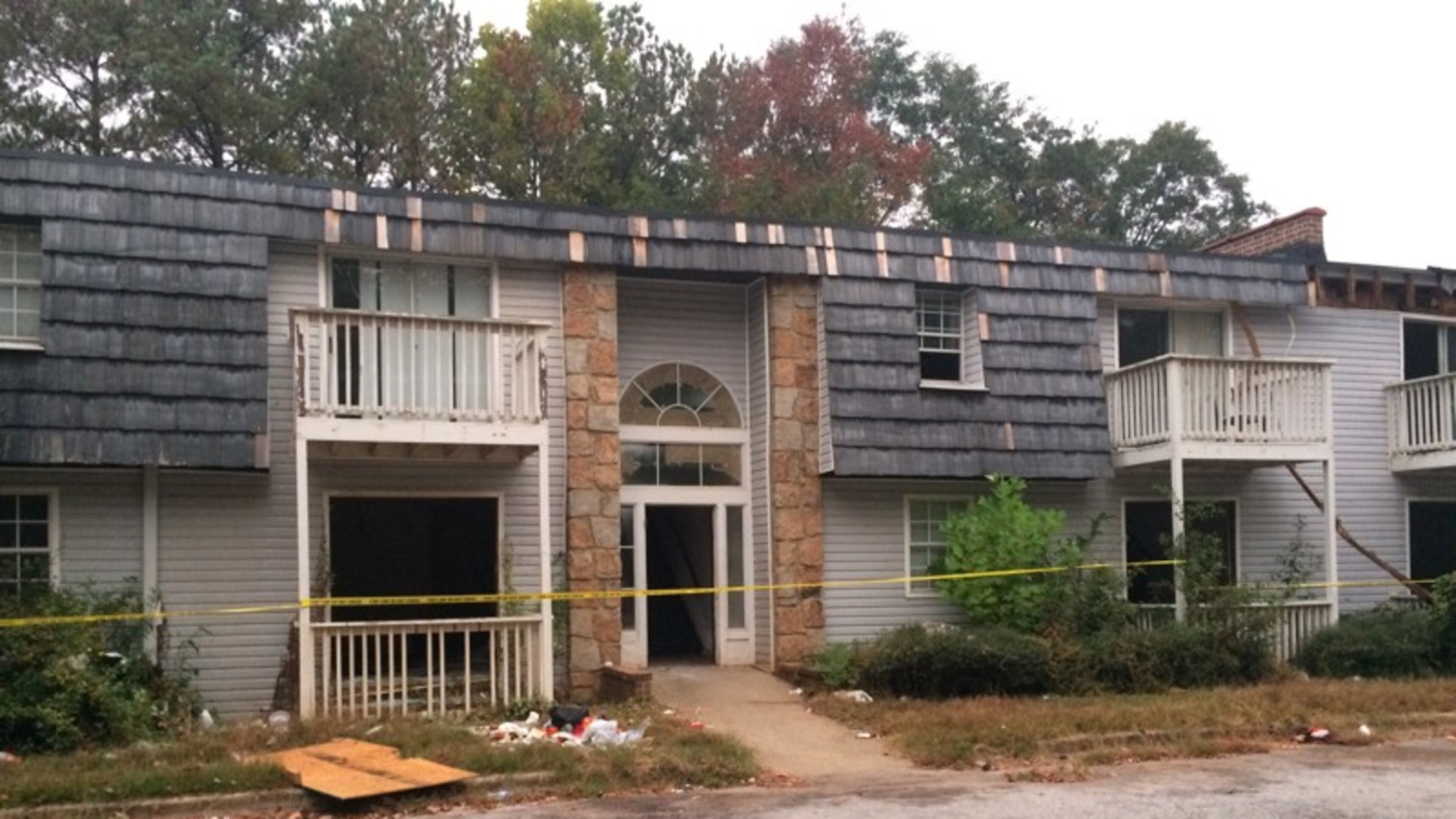A building at Creekside Forest Apartment Homes off I-20, photographed Wednesday, Nov. 2, 2016. JOSHUA SHARPE/JOSHUA.SHARPE@AJC.COM