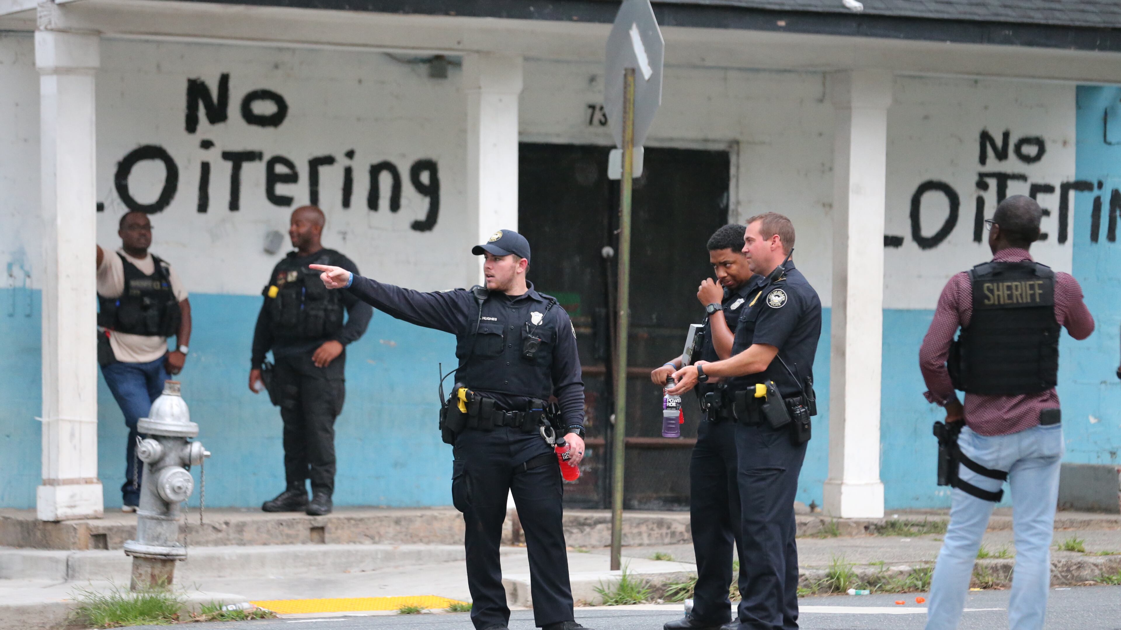 Atlanta police officers and Clayton County sheriff’s deputies were on the scene of a fugitive operation turned suicide on Griffin Street in northwest Atlanta.