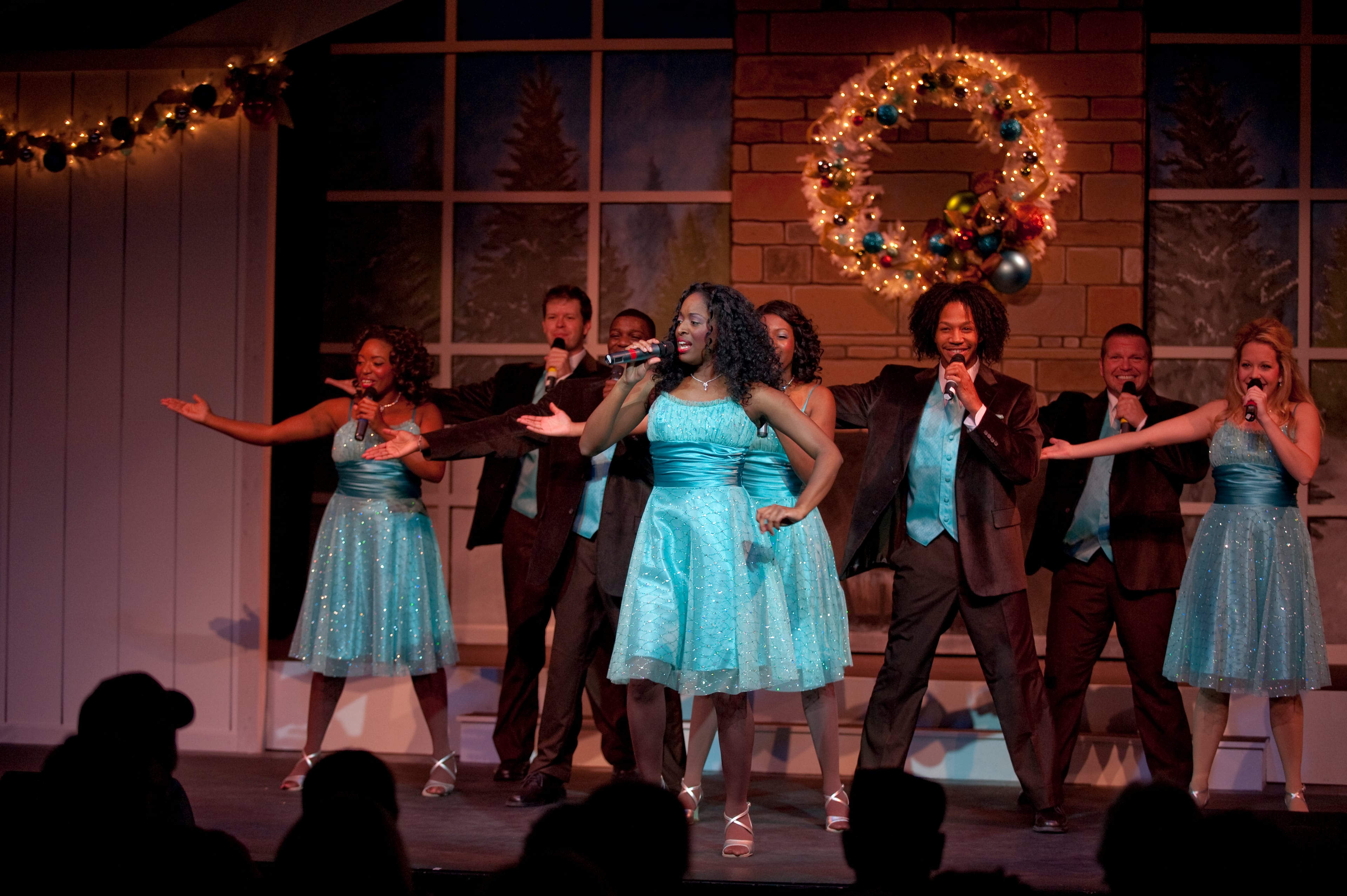 “Simply Christmas, ” a fleet and soulful song and dance revue, is a new show at StoneMountainChristmas. It includes parts of 23 holiday songs in 25 minutes.