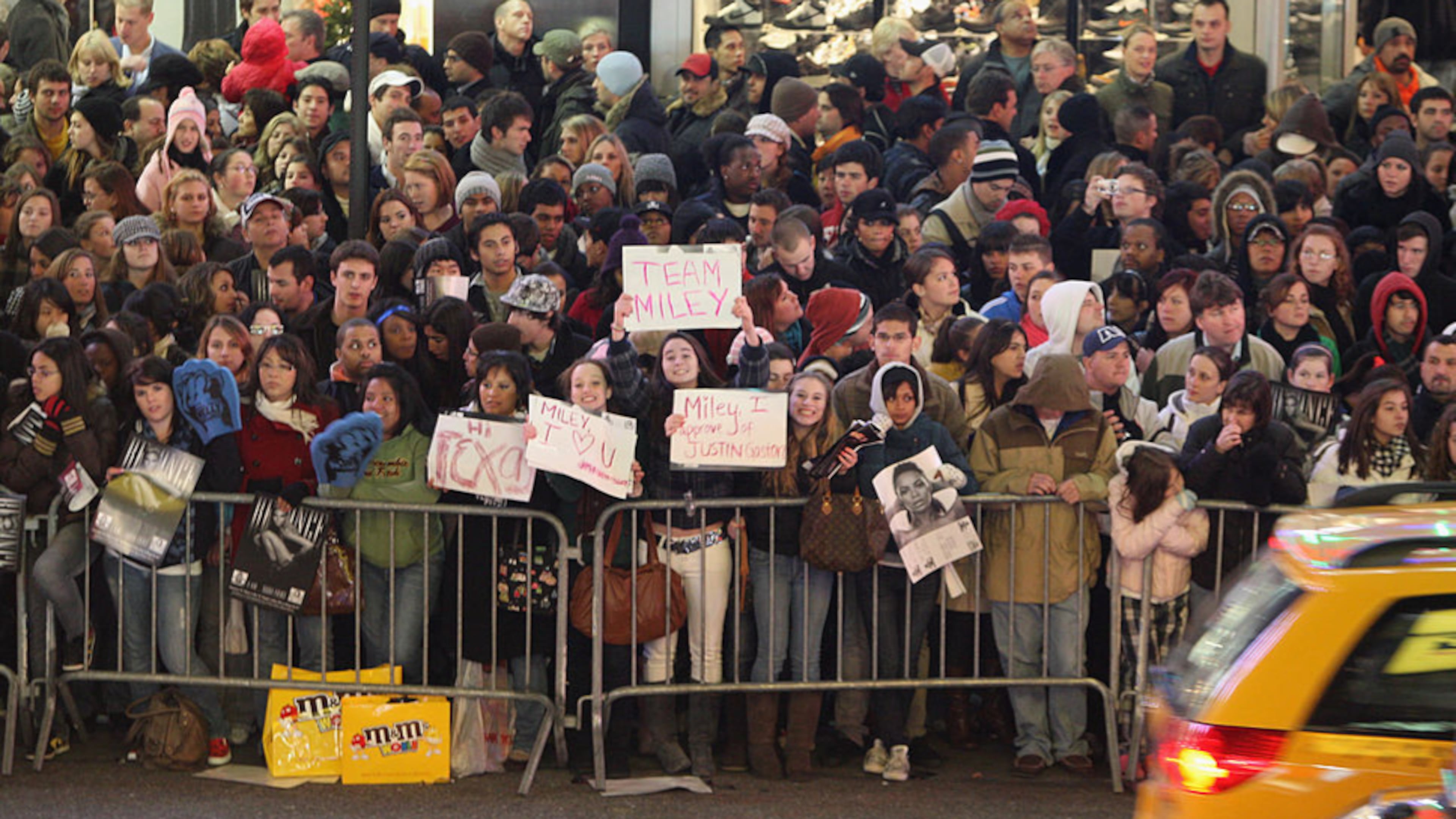 NEW YORK - NOVEMBER 16: View of the crowd outside during MTV's TRL "Total Finale Live" at the MTV studios in Times Square on November 16, 2008 in New York City. MTV is returning to a live music show format with "MTV Live." (Photo by Scott Gries/Getty Images)