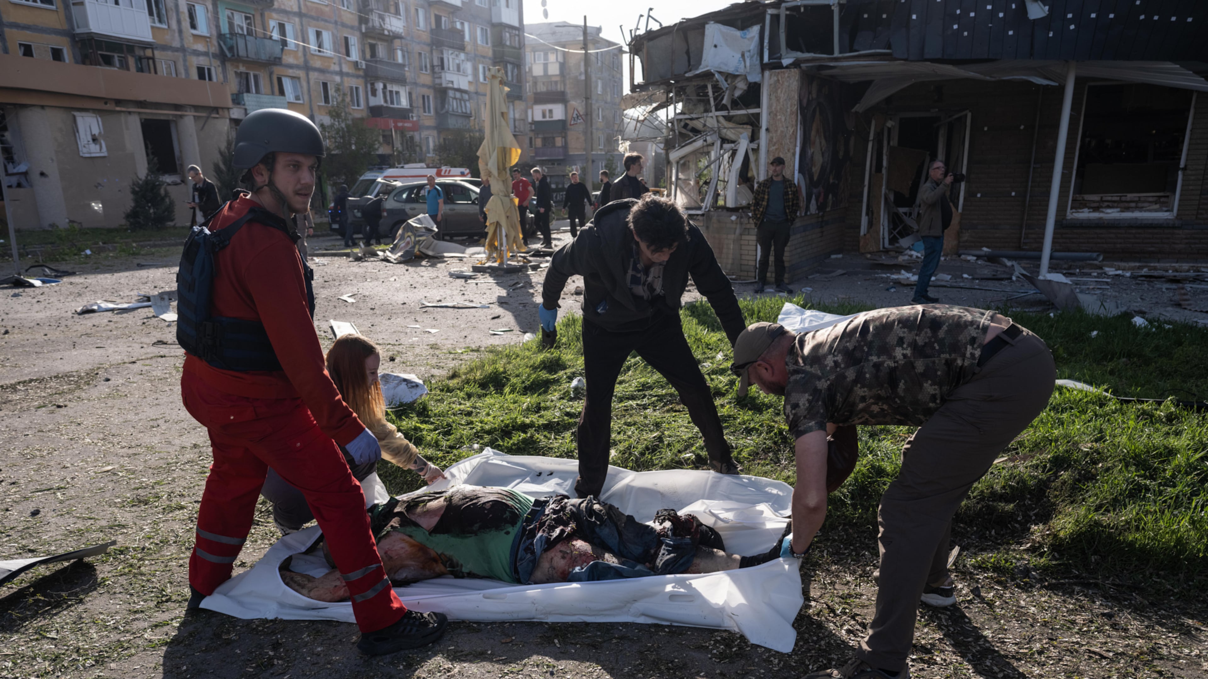 EDS NOTE: GRAPHIC CONTENT - In this photo provided by Ukraine's 93rd Kholodnyi Yar Separate Mechanized Brigade press service, people cover bodies of civilians killed in Russia's aerial guided bomb attack in Kramatorsk, Donetsk region, Ukraine, Tuesday, May 5, 2026. (Iryna Rybakova/Ukraine's 93rd Mechanized Brigade via AP)