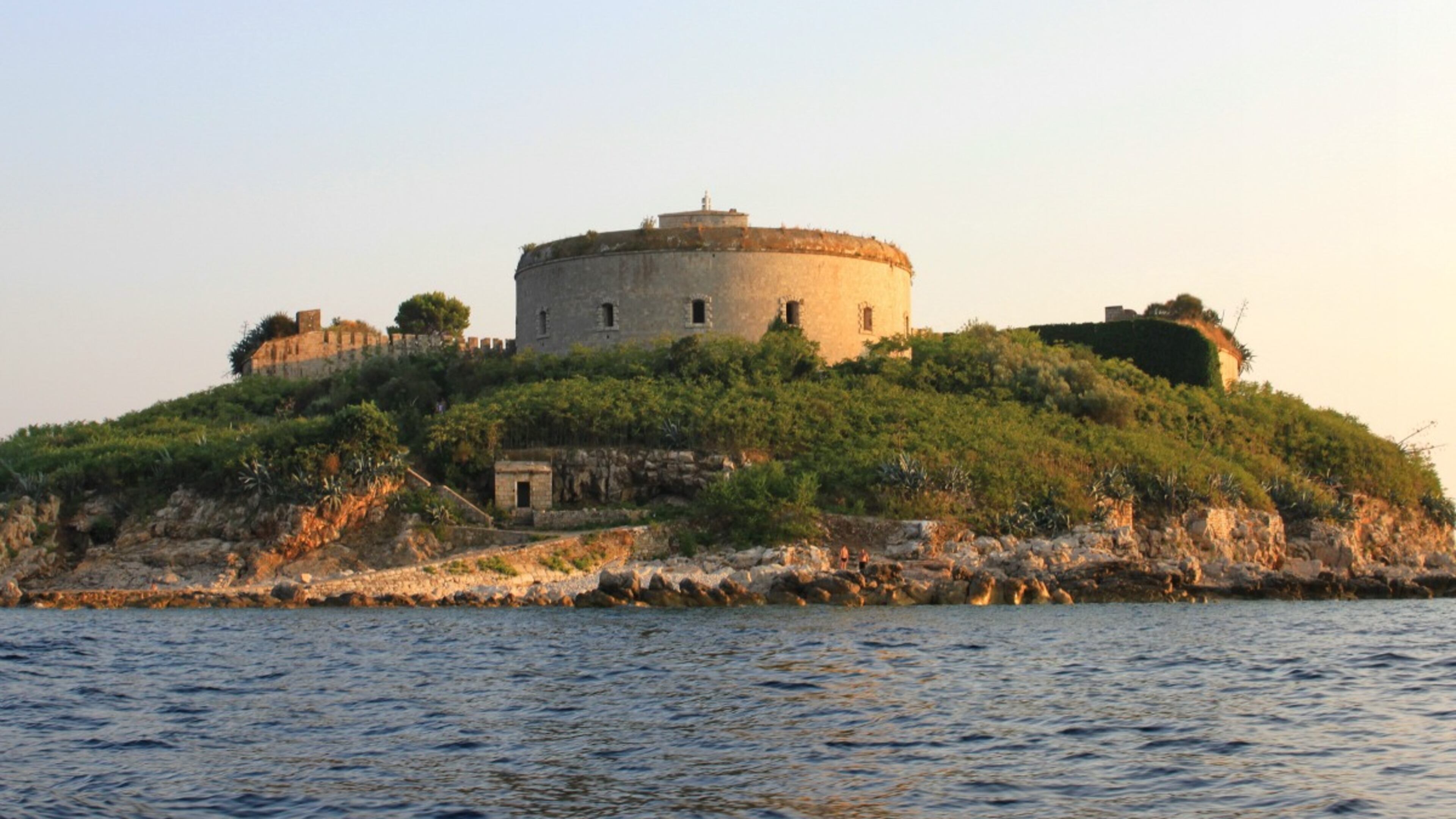 Swiss-Egyptian developers Orascom plan to transform Mamula Fortress, once the site of a concentration camp, into a luxury tourist resort (Mamulaisland.com) (Twitter/Raa Ayala)