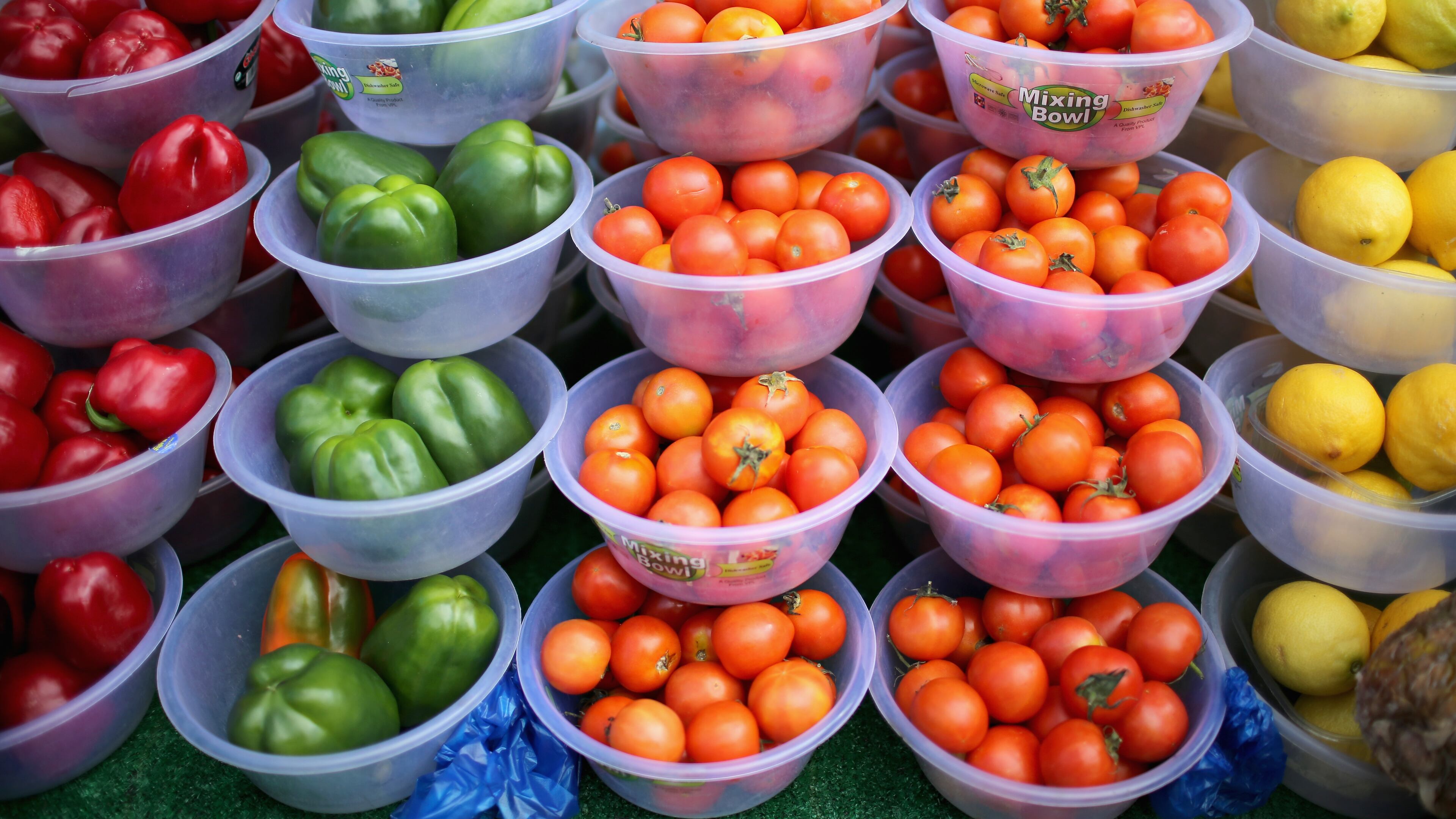 The more fruits and vegetables current and former smokers eat the lower their risk of developing some lung diseases a new study finds.