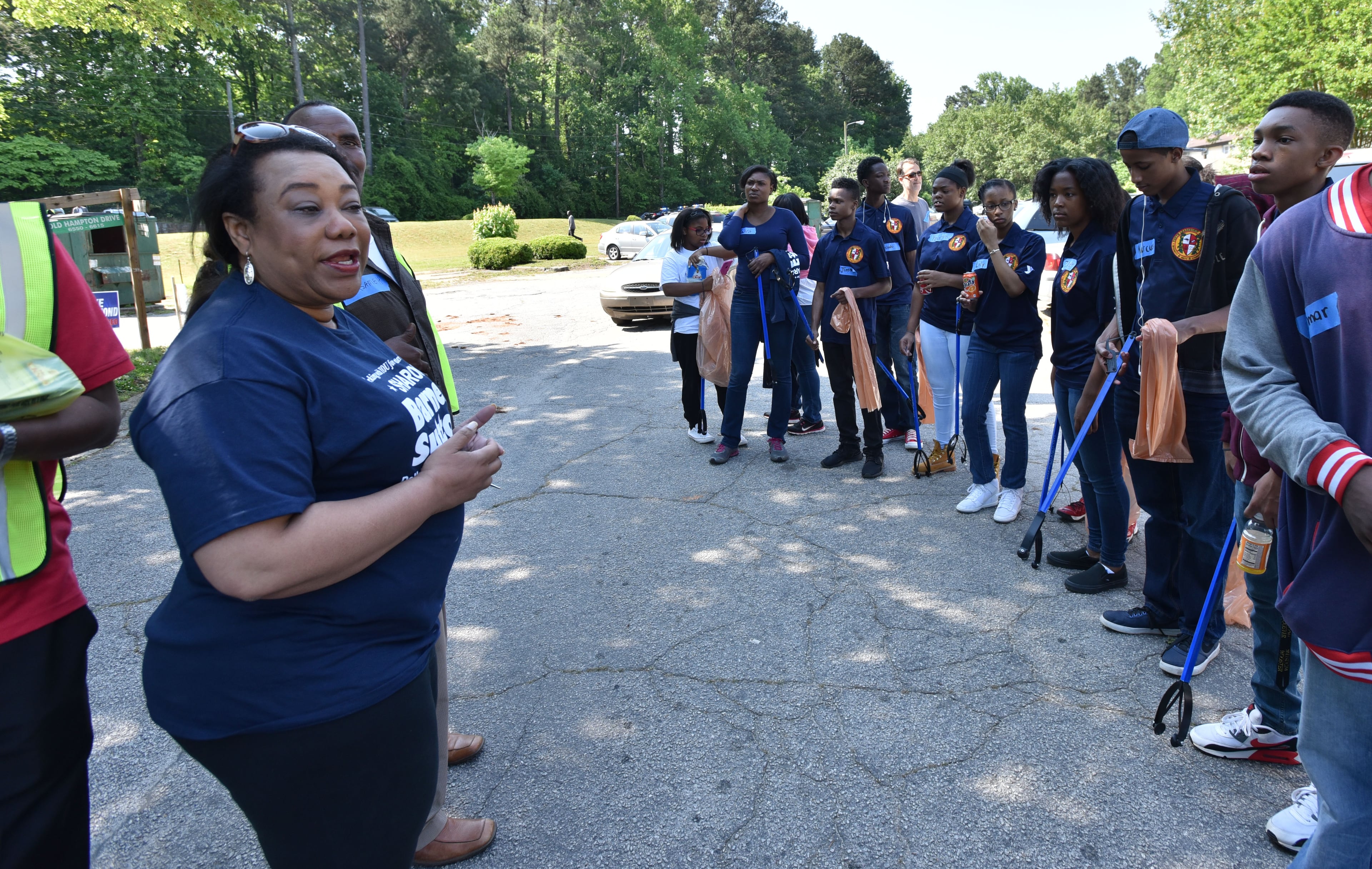Commissioner Sharon Barnes Sutton thanks volunteers from Youth Leadership Academy during the Community Clean Up Day & Celebration at Brannon Hill Condominiums in DeKalb County on May 7, 2016. HYOSUB SHIN / HSHIN@AJC.COM